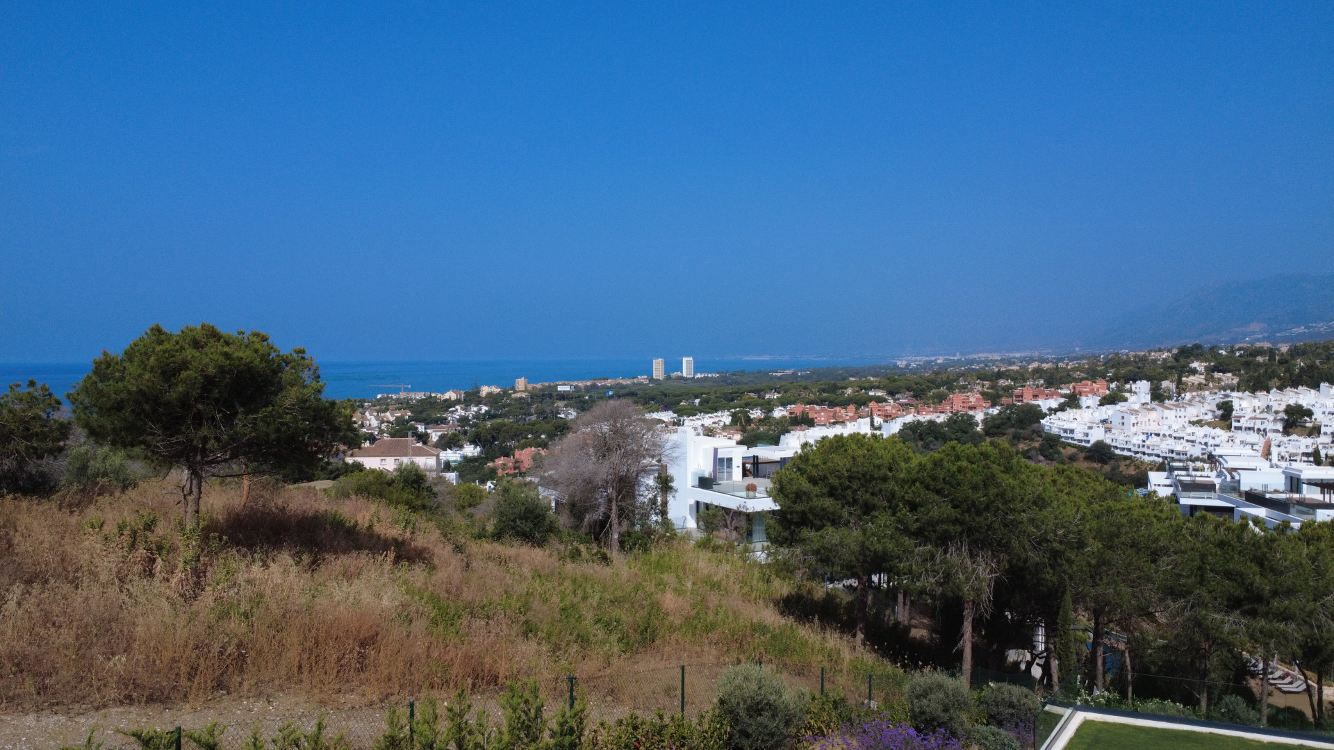 Apartamento en Planta Baja con Vista al Mar y Montaña en Artola, Marbella Este