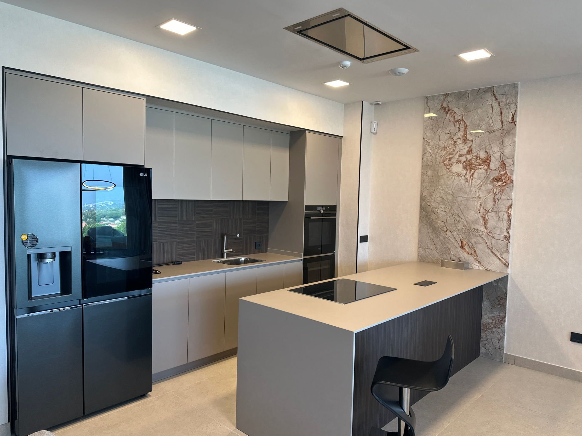 Apartamento en Planta Baja con Vista al Mar y Montaña en Artola, Marbella Este