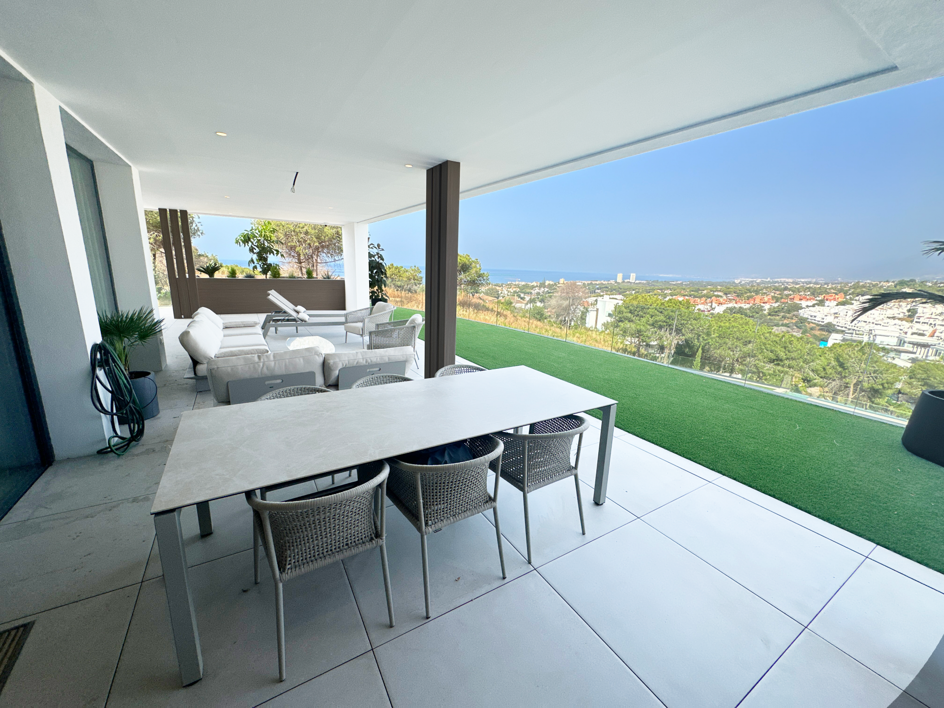 Apartamento en Planta Baja con Vista al Mar y Montaña en Artola, Marbella Este