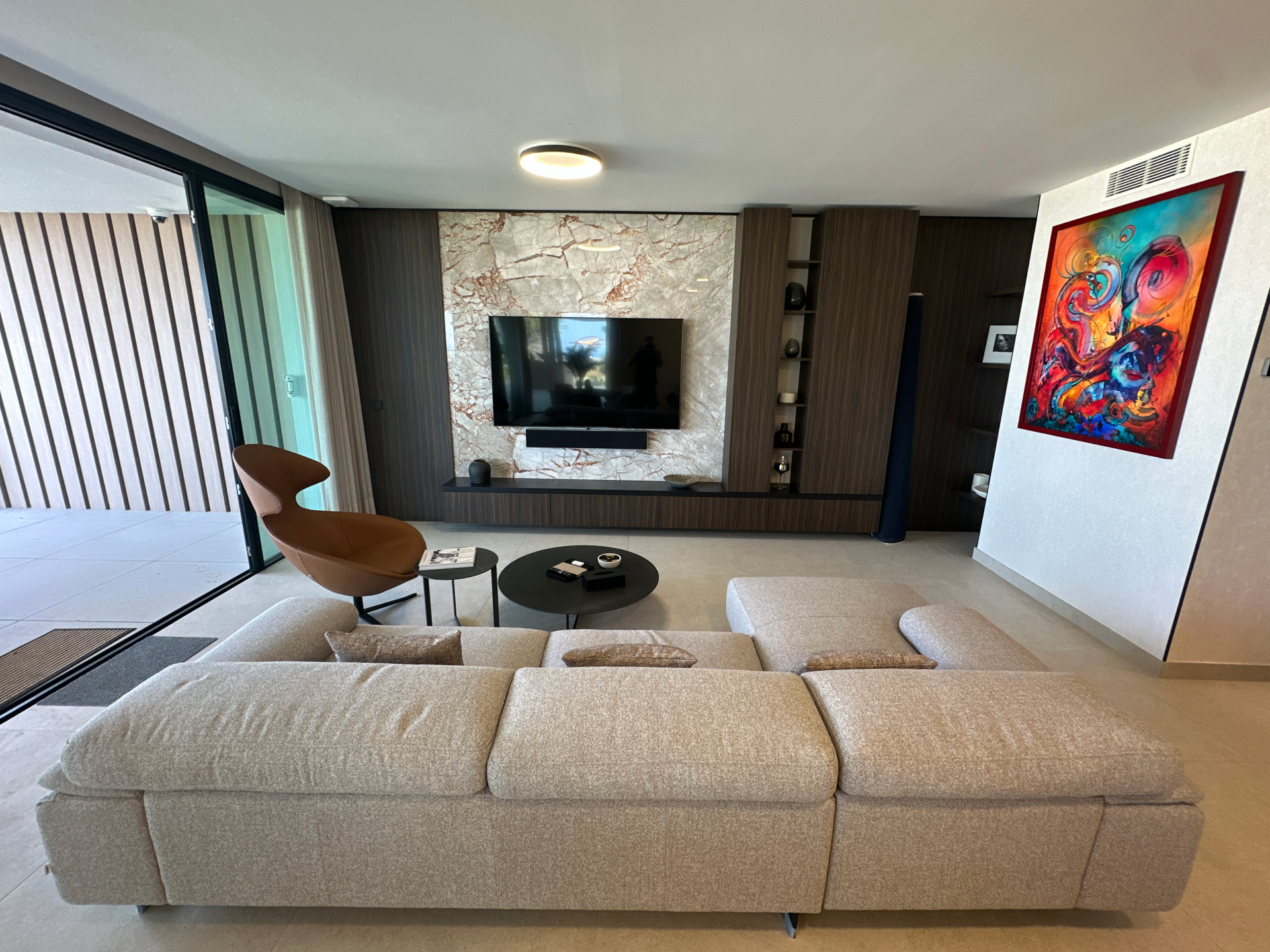 Apartamento en Planta Baja con Vista al Mar y Montaña en Artola, Marbella Este