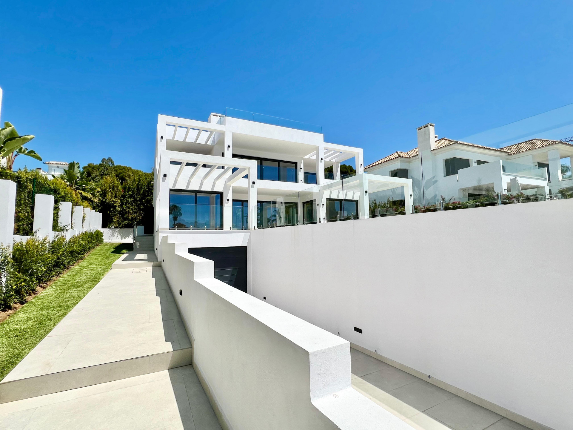 Exclusive villa in Marbella East, beach side