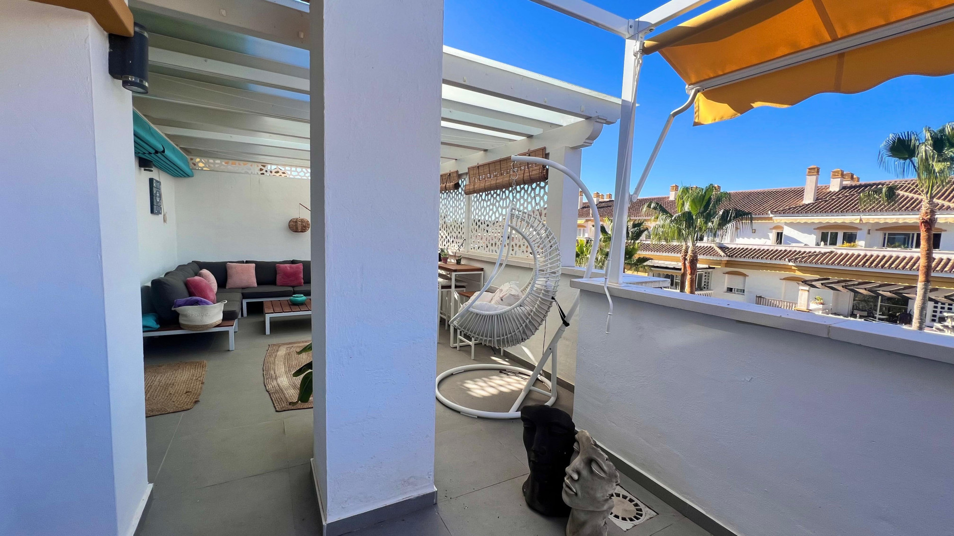 Renovated and very welcoming penthouse in the well-known Dama de Noche complex