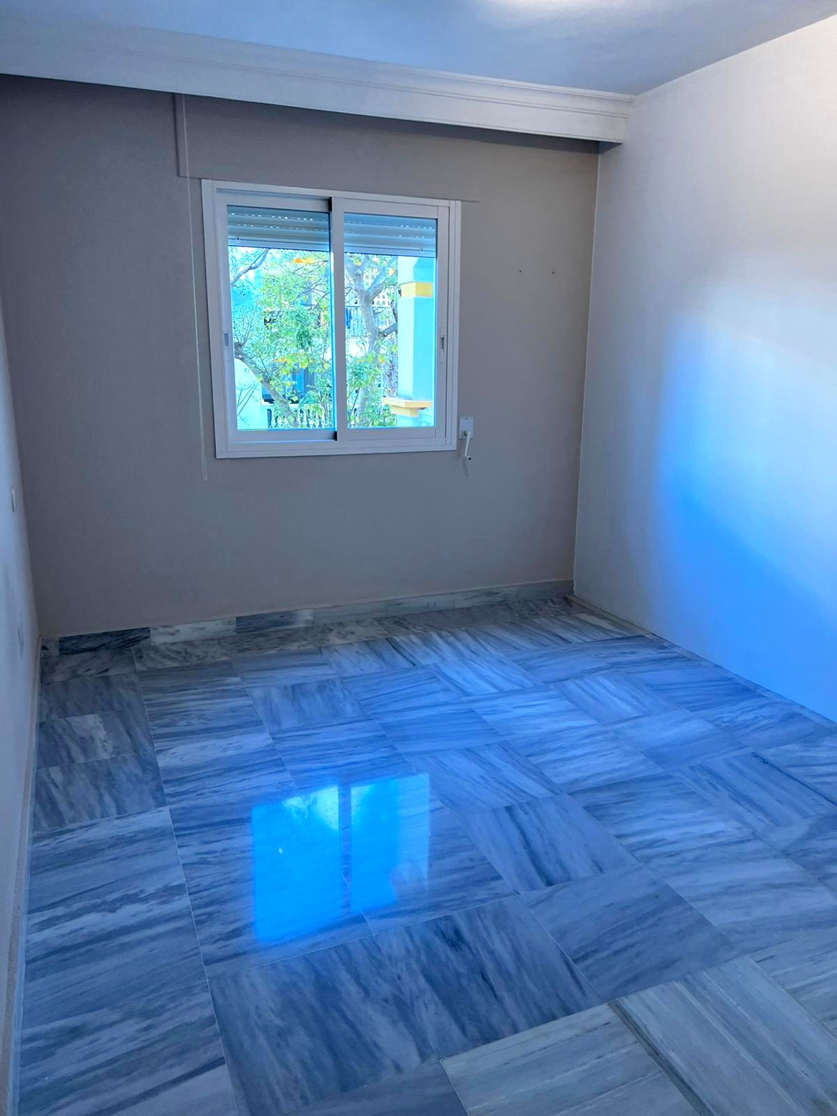 Apartamento de 2 dormitorios de 75 m² construidos en la prestigiosa urbanización Dama de Noche, en Nueva Andalucía, a un paso de Puerto Banús y rodeado de campos de golf. ​