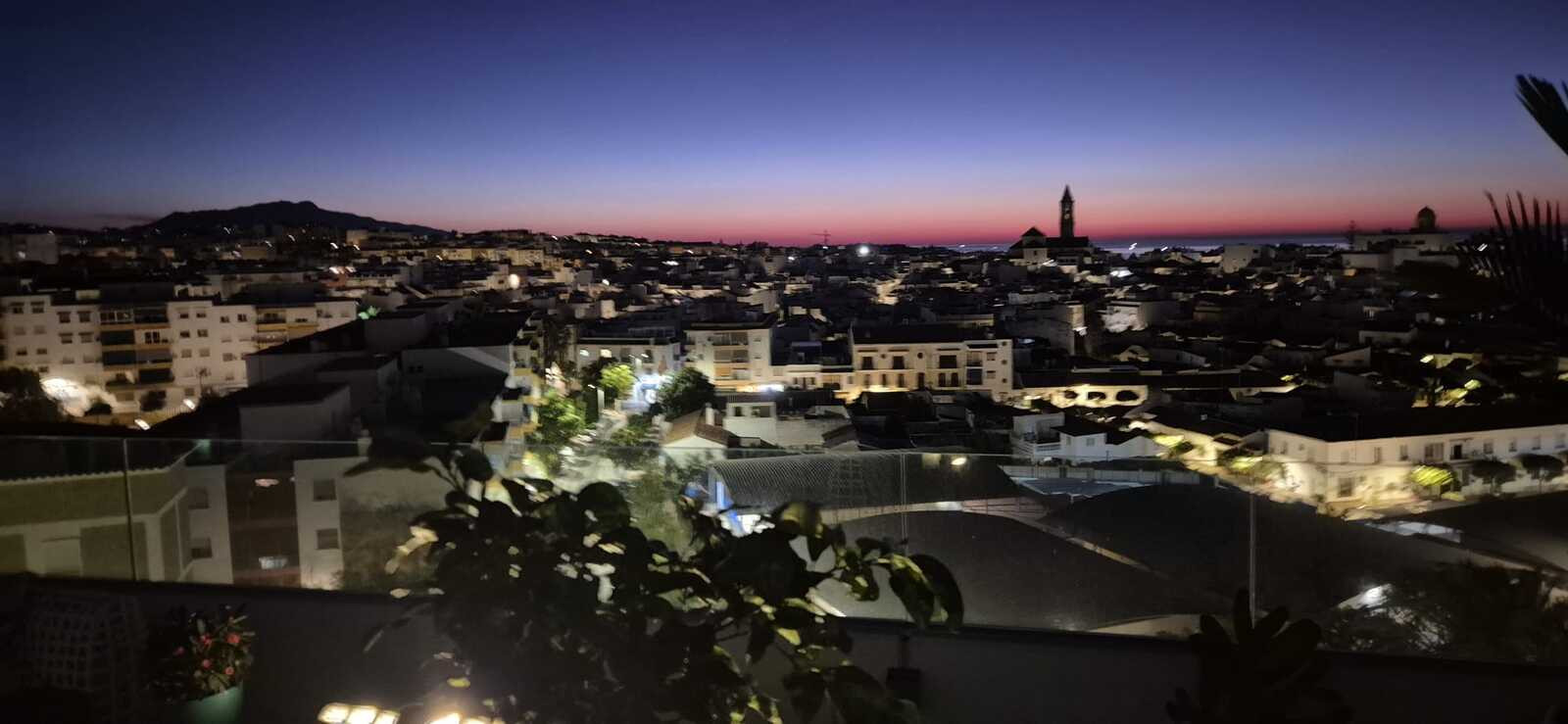 Ático de lujo con vistas panorámicas al mar y la montaña en el centro de Estepona
