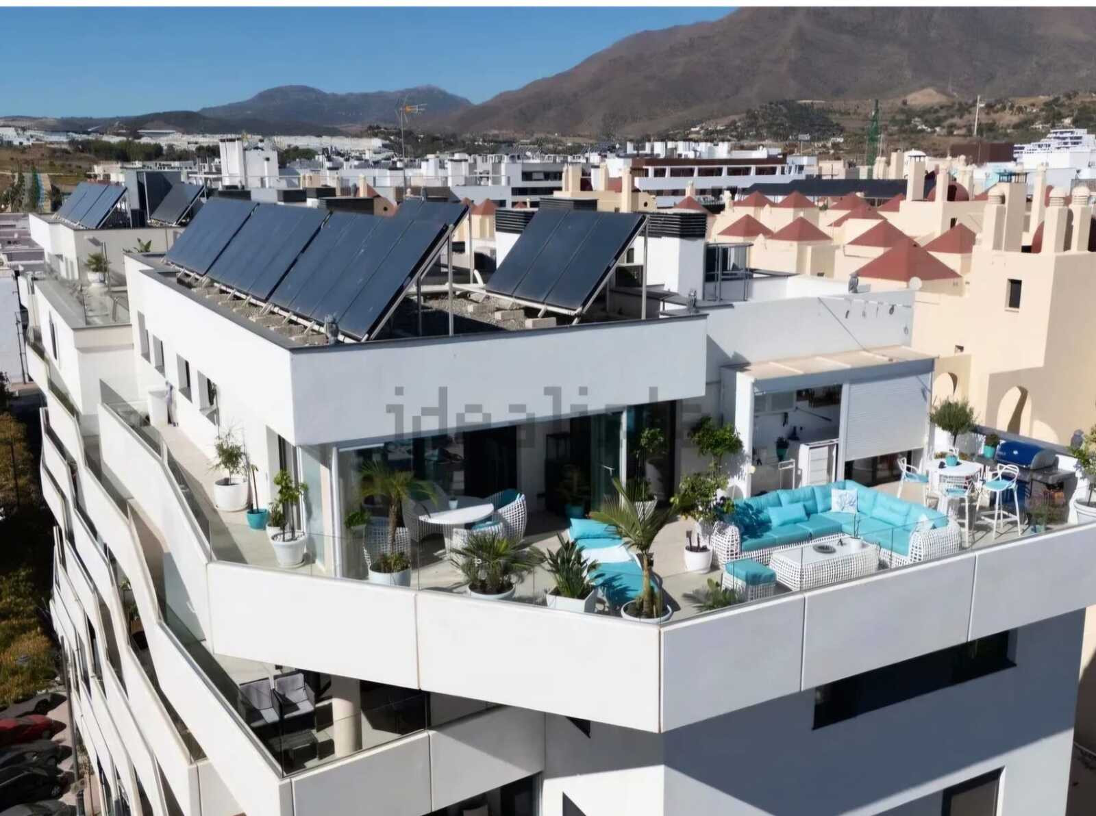 Ático de lujo con vistas panorámicas al mar y la montaña en el centro de Estepona