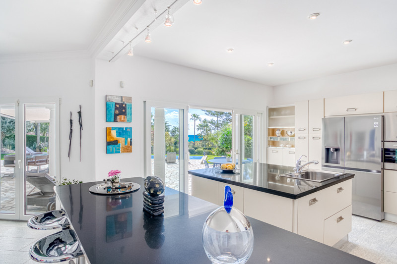 Elegante villa de 4 dormitorios orientada al sur en Hacienda Las Chapas, Marbella