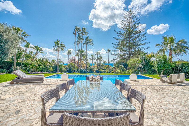 Elegante villa de 4 dormitorios orientada al sur en Hacienda Las Chapas, Marbella