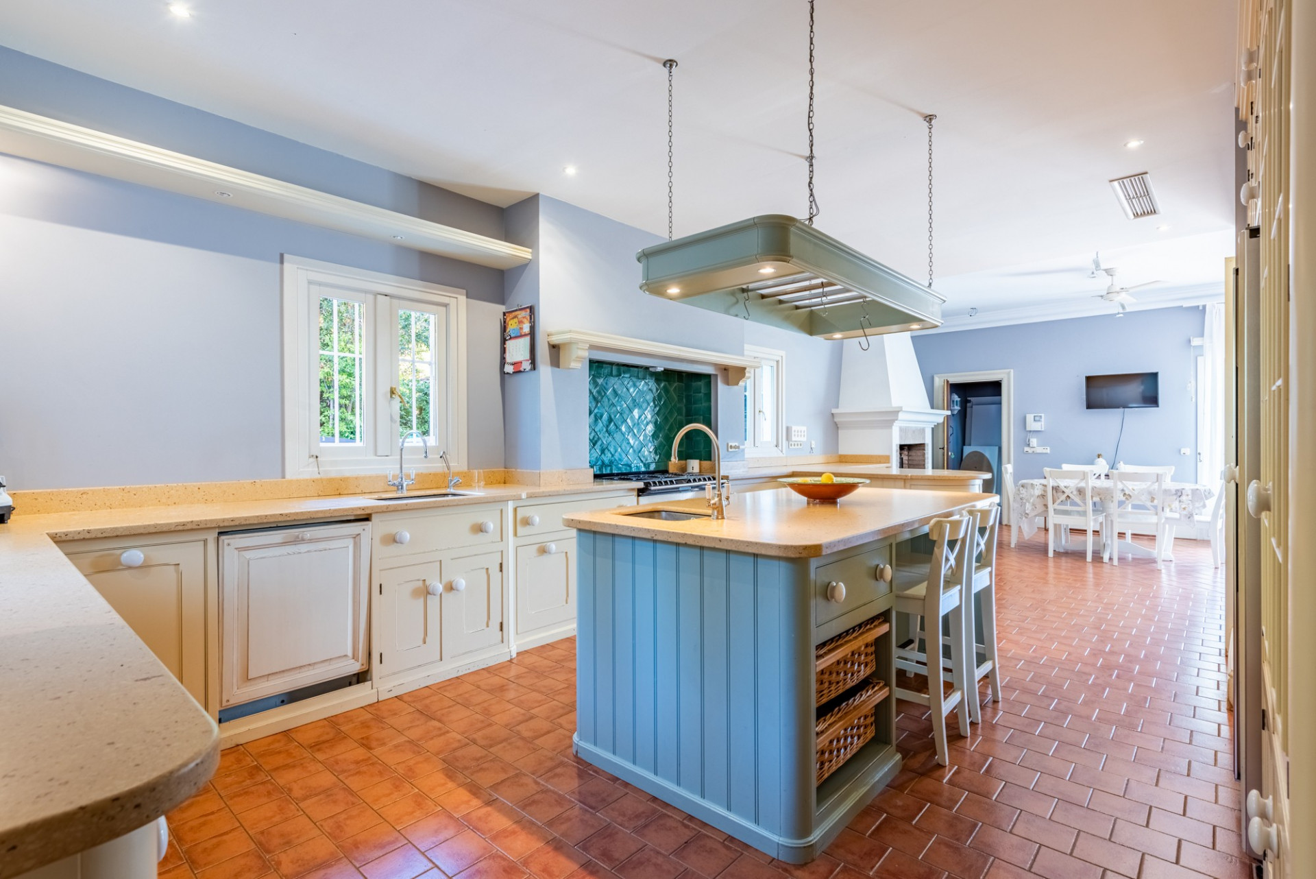 Традиционное Элегантное Имение с Панорамными Видами