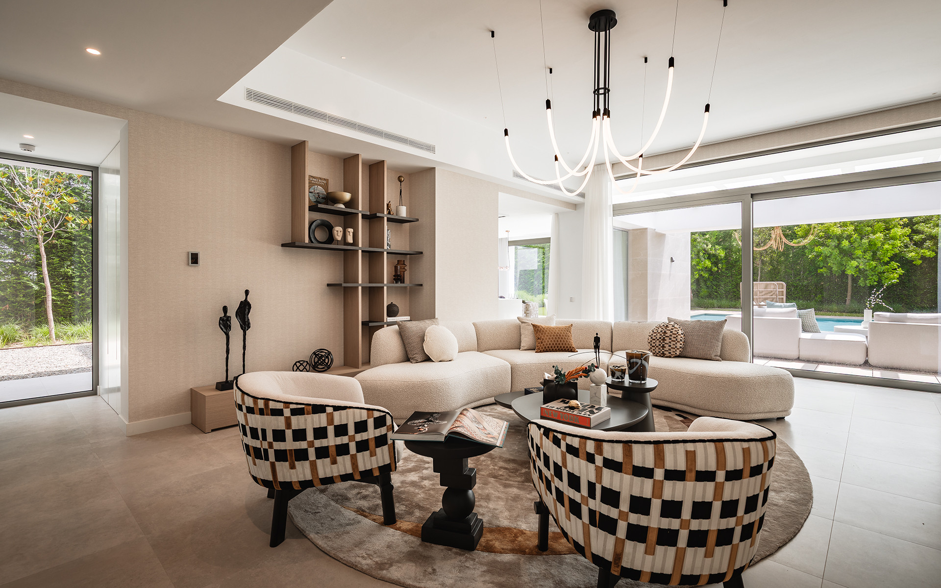 Elegante Villa Contemporánea con 5 Dormitorios en Suite en El Paraíso, New Golden Mile, Marbella