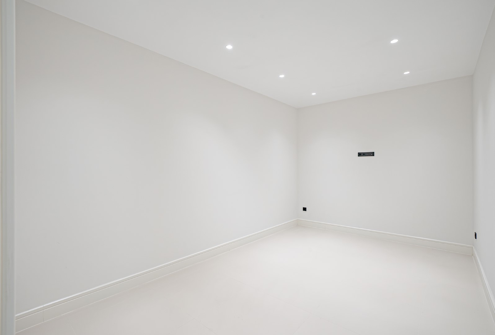 Modern Villa in Rio Verde, Marbella Golden Mile – Just 100 meters from the beach