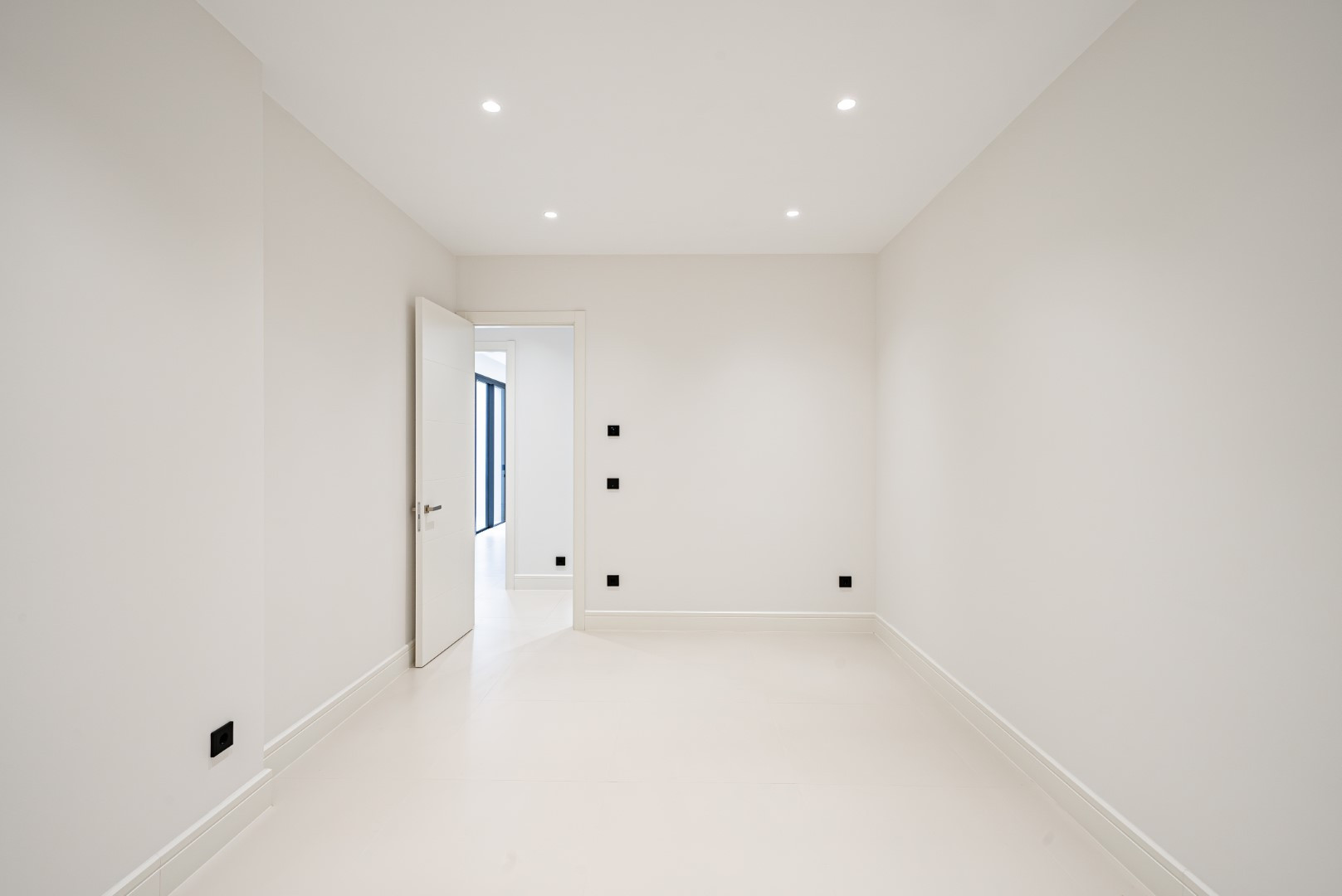 Modern Villa in Rio Verde, Marbella Golden Mile – Just 100 meters from the beach