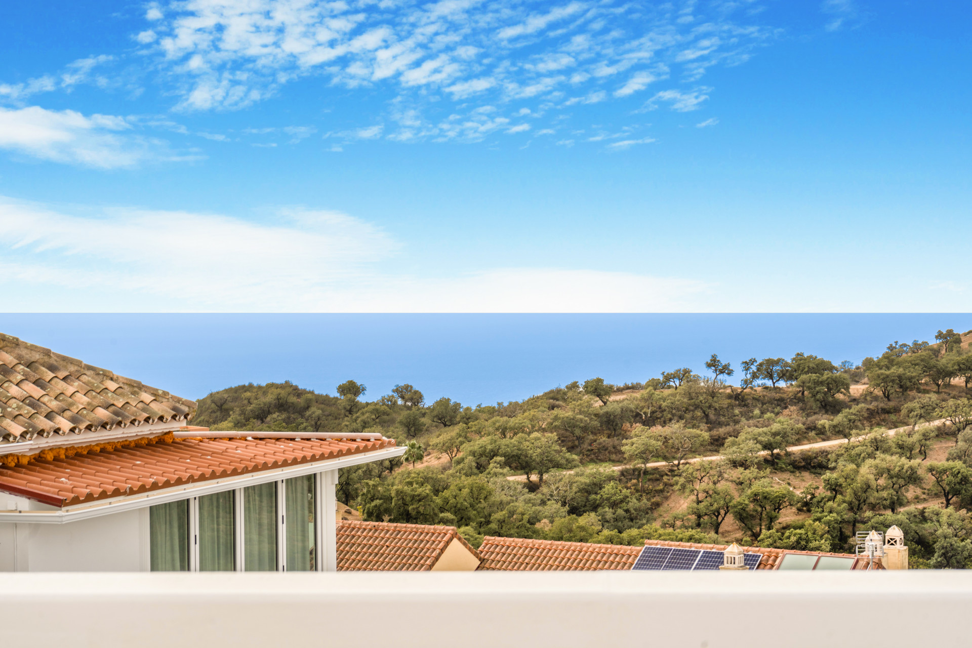 Villa pareada con vistas panorámicas en La Mairena, Marbella Este