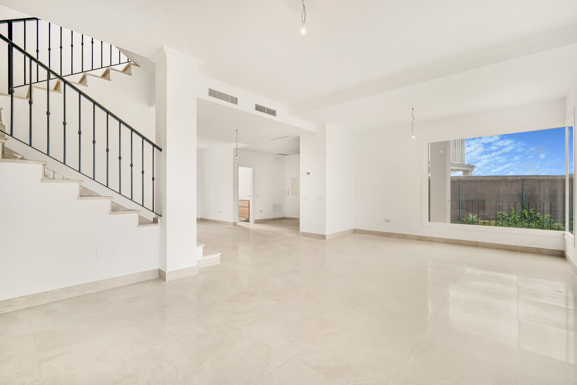 Таунхаус с панорамными видами в Ла Майрена, Восточная Марбелья