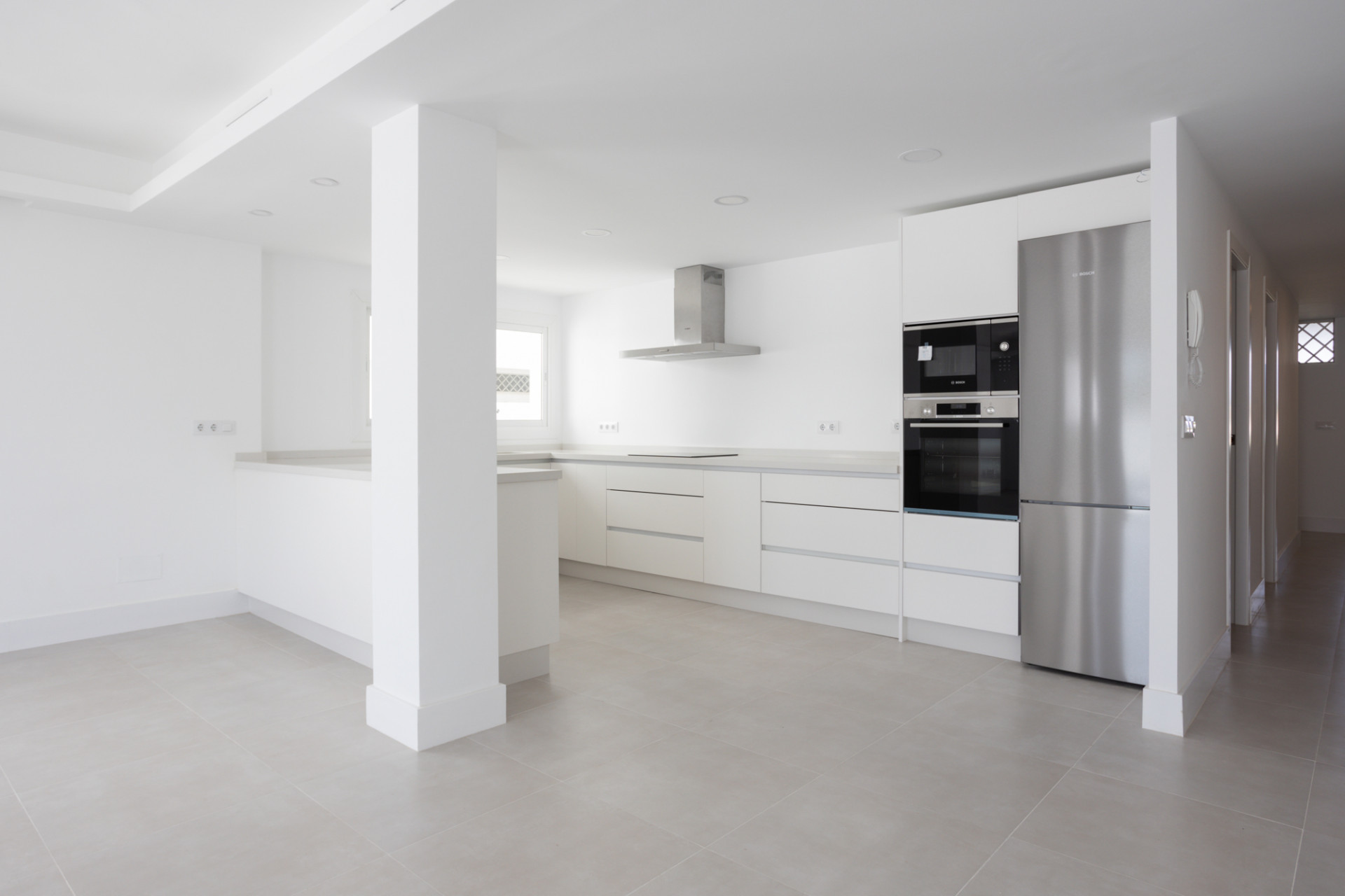 Apartamento de Lujo Reformado en Primera Línea de Playa – Parque del Sol, Guadalmina Baja