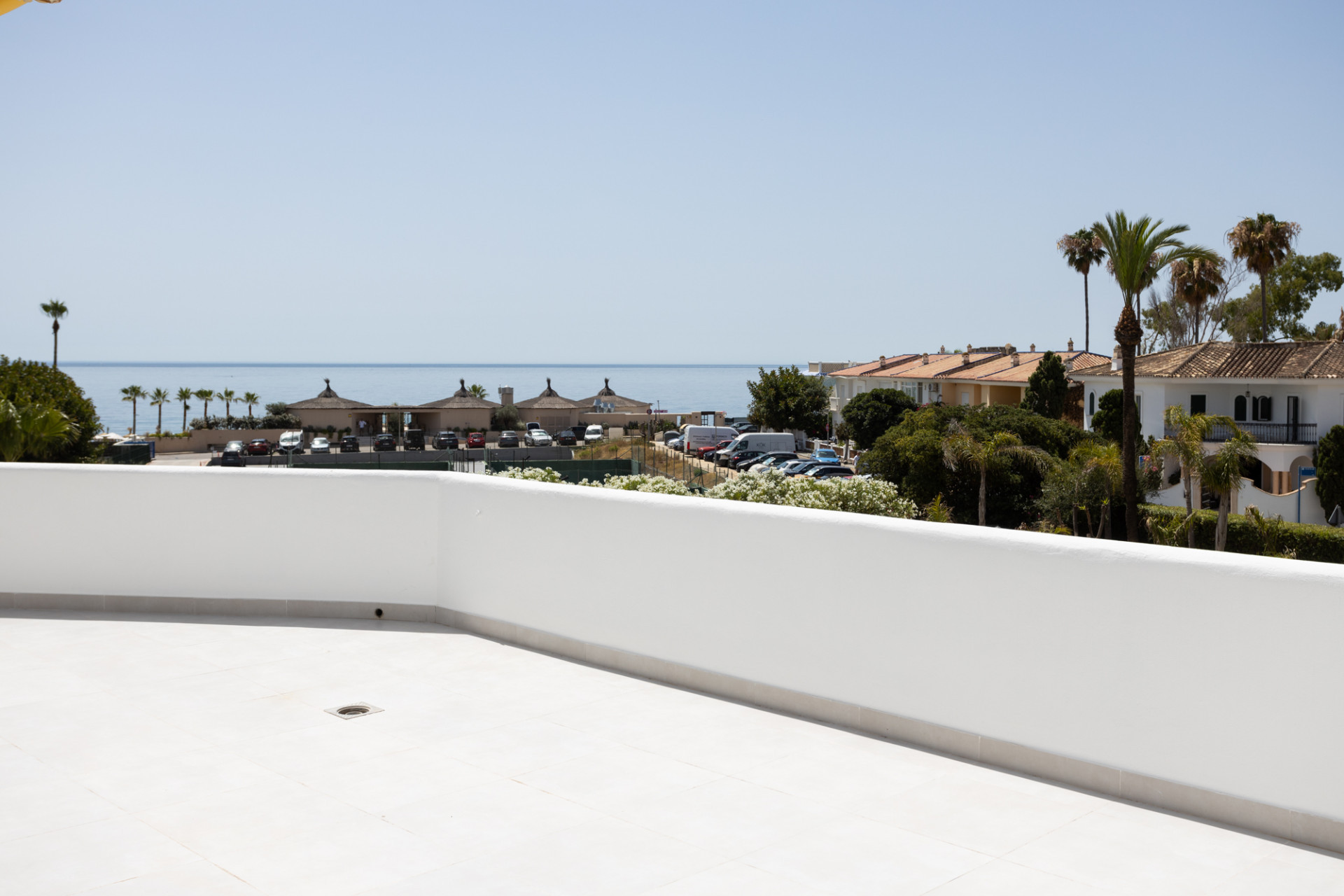 Apartamento de Lujo Reformado en Primera Línea de Playa – Parque del Sol, Guadalmina Baja