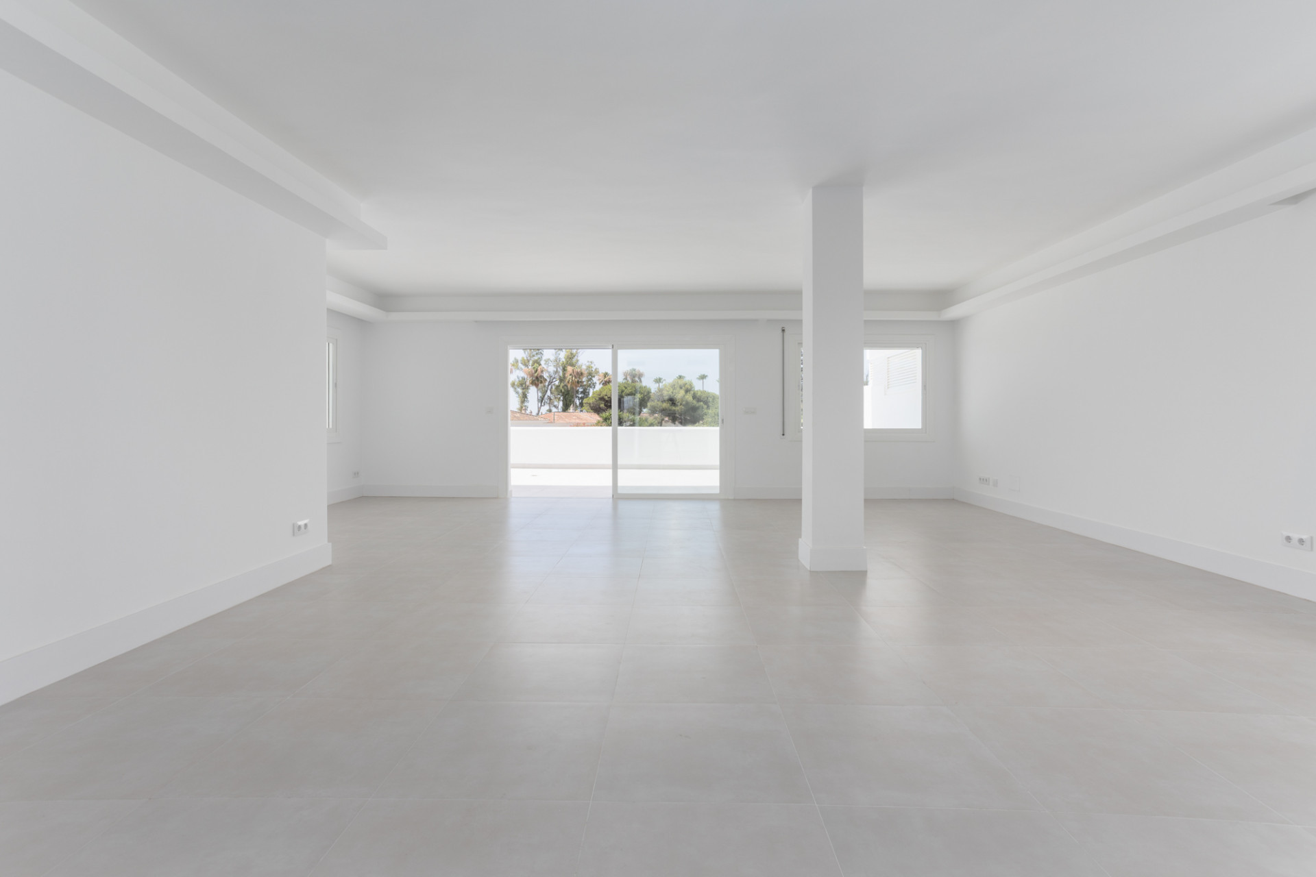 Apartamento de Lujo Reformado en Primera Línea de Playa – Parque del Sol, Guadalmina Baja