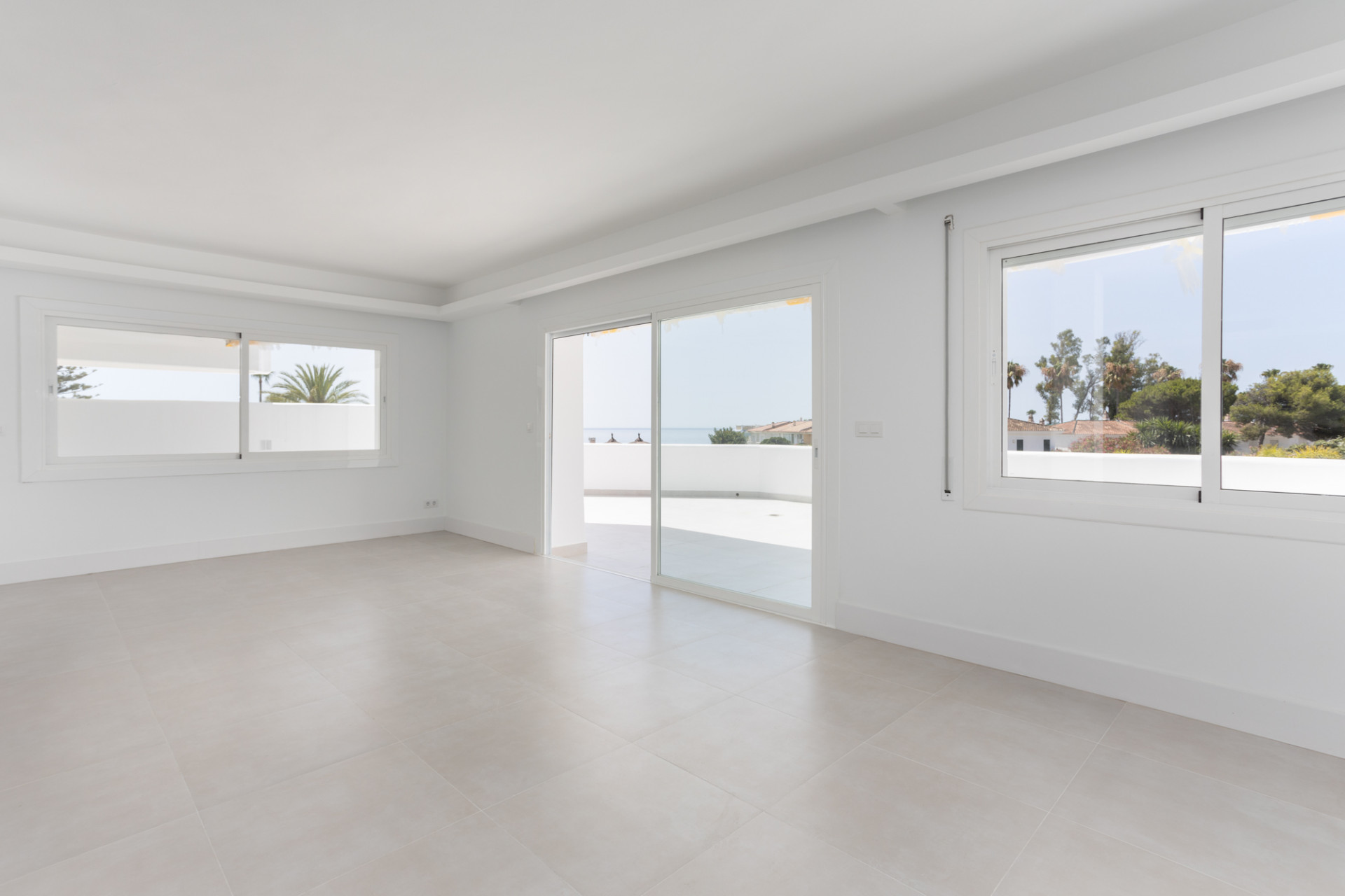 Apartamento de Lujo Reformado en Primera Línea de Playa – Parque del Sol, Guadalmina Baja