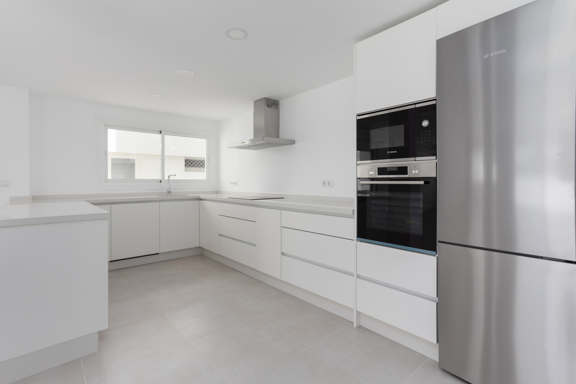 Apartamento de Lujo Reformado en Primera Línea de Playa – Parque del Sol, Guadalmina Baja