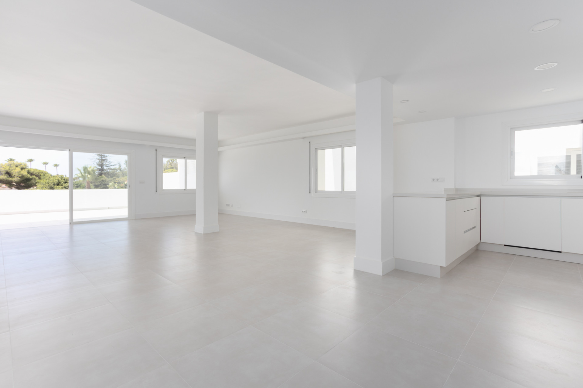 Apartamento de Lujo Reformado en Primera Línea de Playa – Parque del Sol, Guadalmina Baja