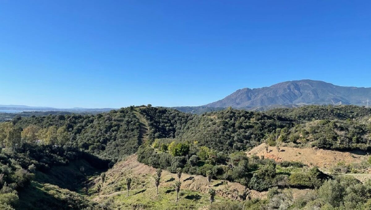 Parcela elevada con impresionantes vistas al mar – Lista para construir