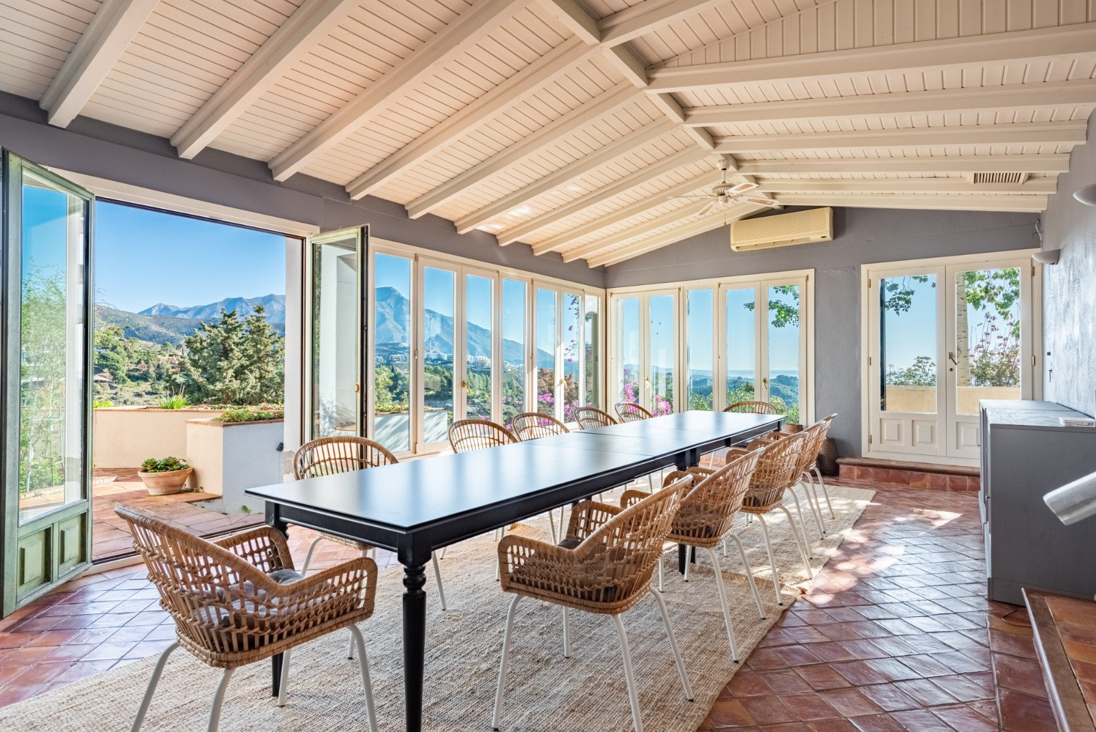 Традиционная Элегантная Вилла с Панорамными Видами в Эль Мадроньяль