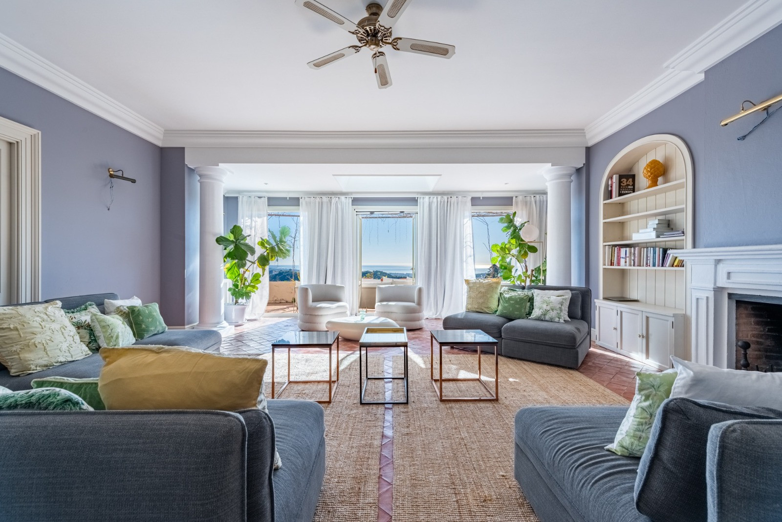 Традиционная Элегантная Вилла с Панорамными Видами в Эль Мадроньяль