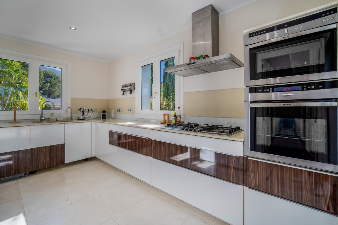 Elegante Villa de Lujo de Cinco Dormitorios Orientada al Sur en Las Lomas de Magna Marbella