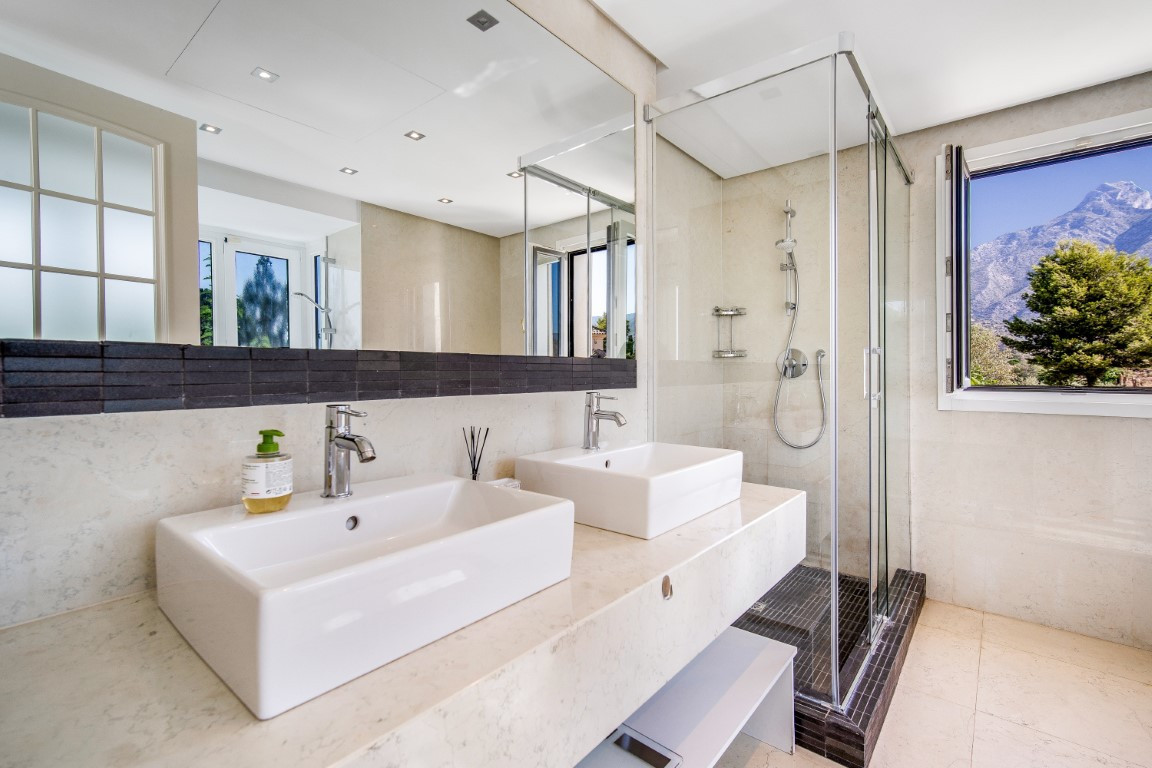 Elegante Villa de Lujo de Cinco Dormitorios Orientada al Sur en Las Lomas de Magna Marbella