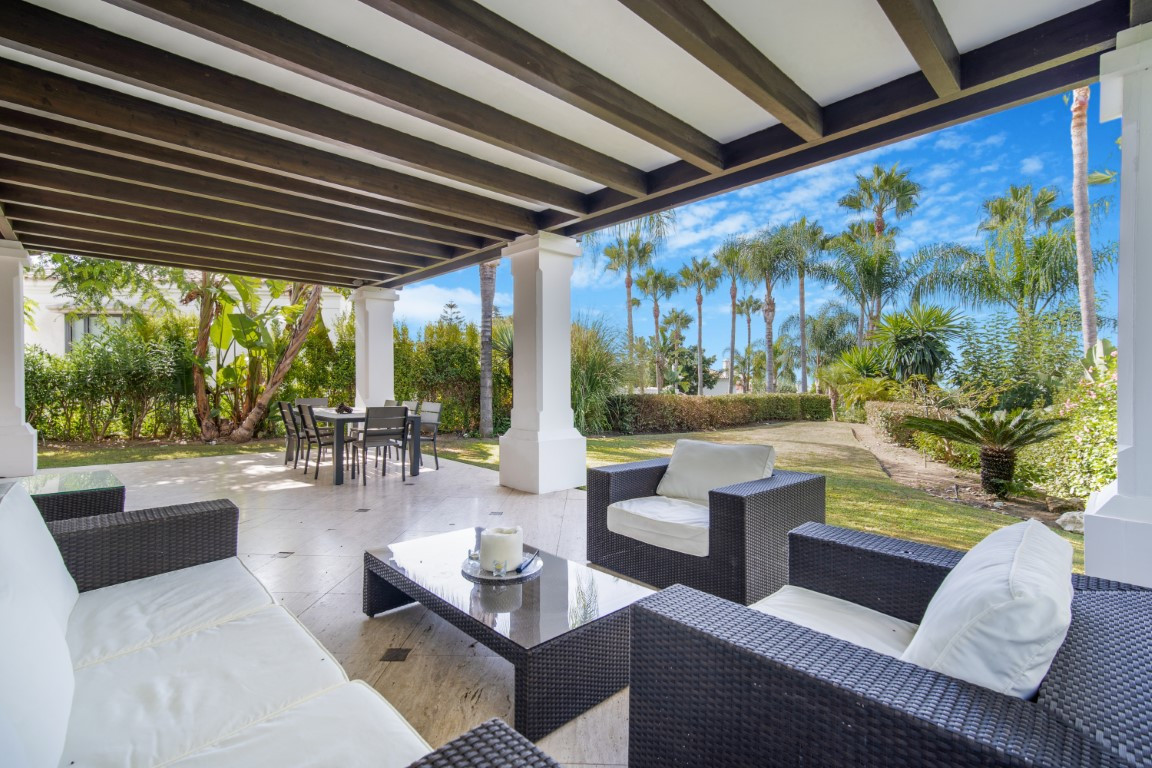 Elegante Villa de Lujo de Cinco Dormitorios Orientada al Sur en Las Lomas de Magna Marbella