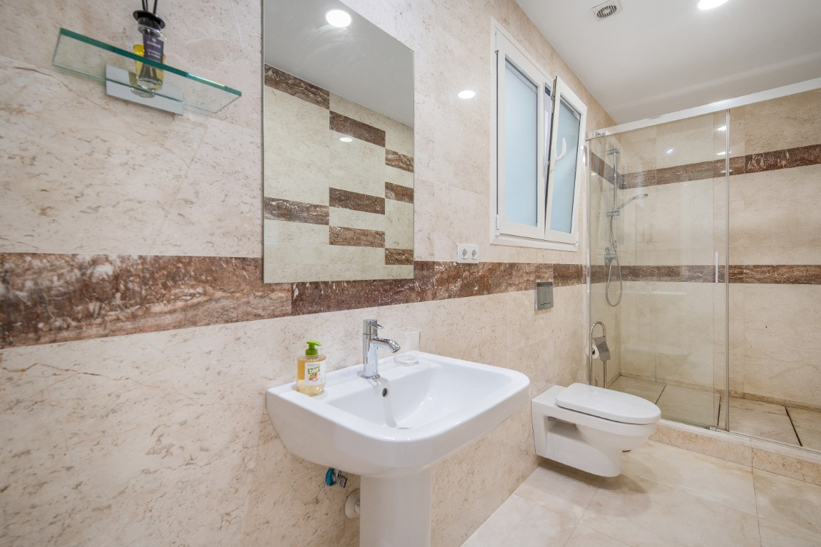 Elegante Villa de Lujo de Cinco Dormitorios Orientada al Sur en Las Lomas de Magna Marbella