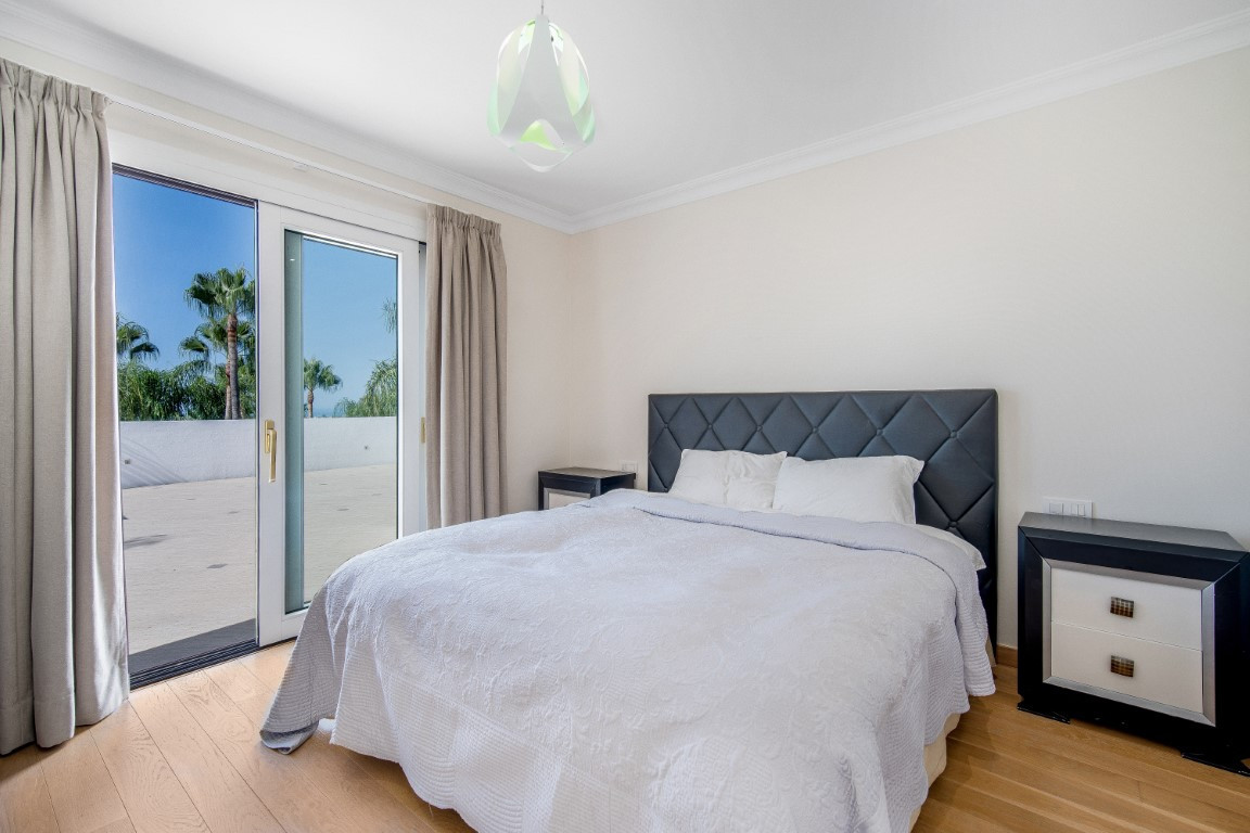 Elegante Villa de Lujo de Cinco Dormitorios Orientada al Sur en Las Lomas de Magna Marbella