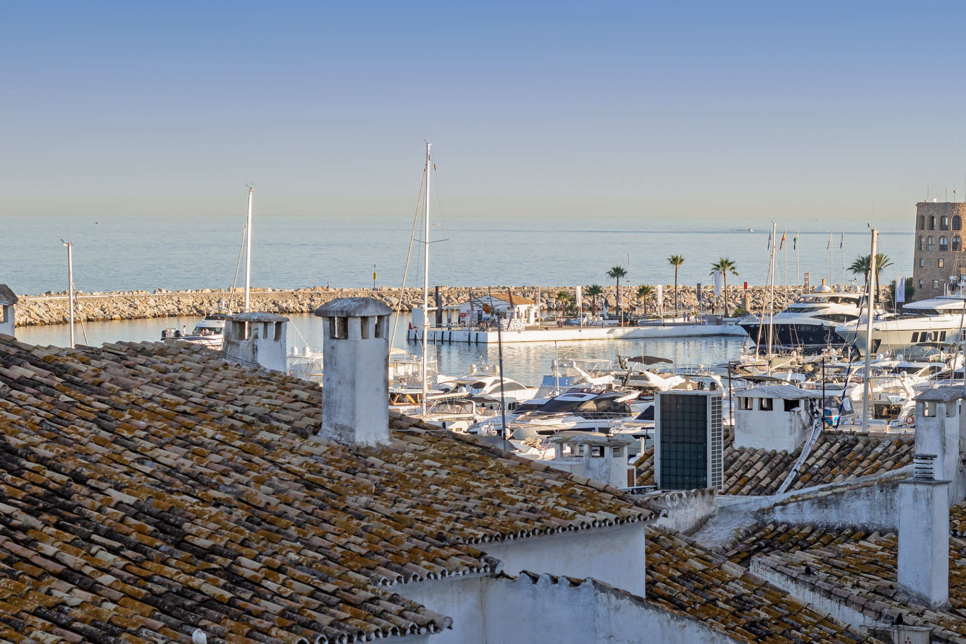 Apartamento Renovado en Puerto Banús – Lujo Frente al Mar