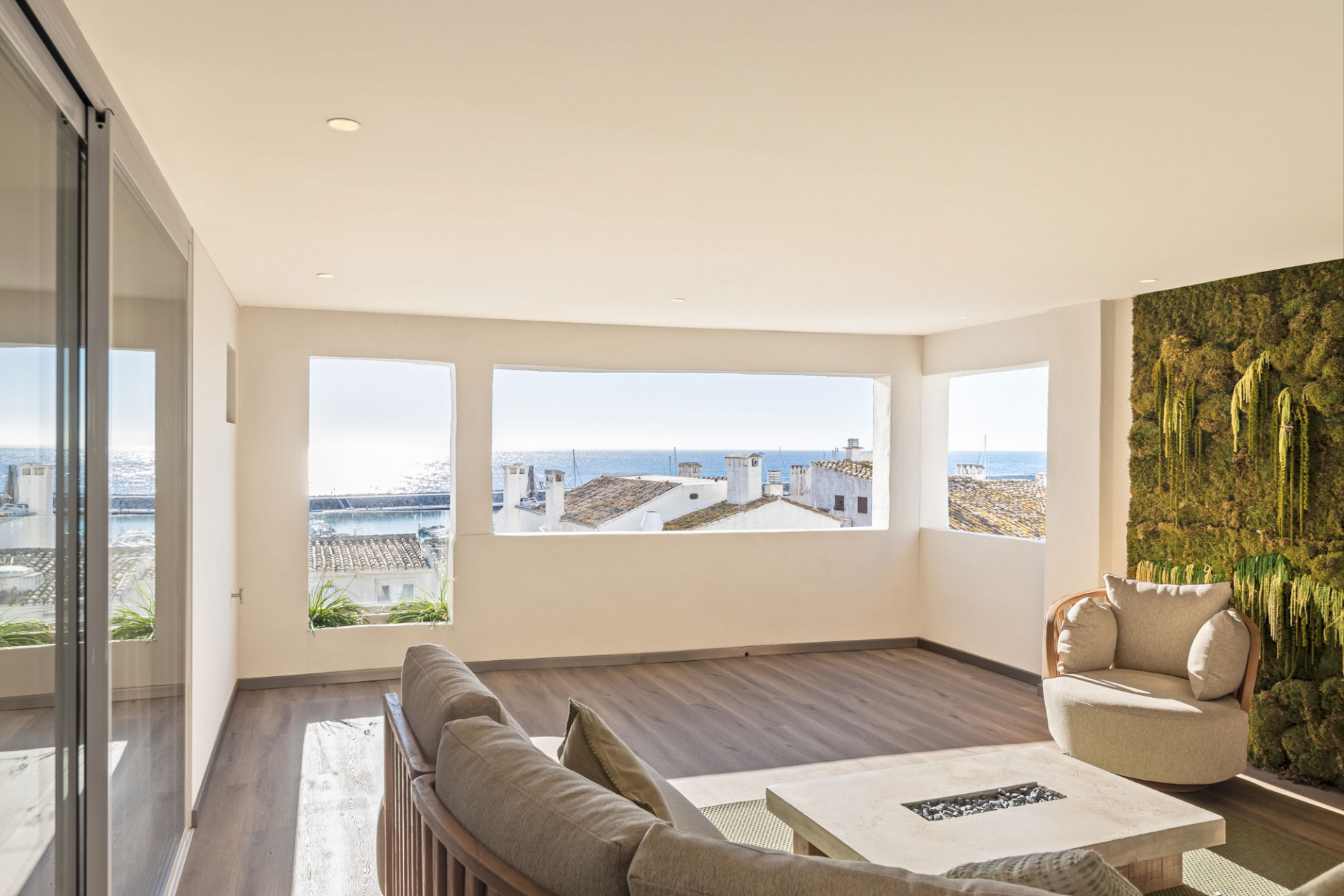 Apartamento Renovado en Puerto Banús – Lujo Frente al Mar