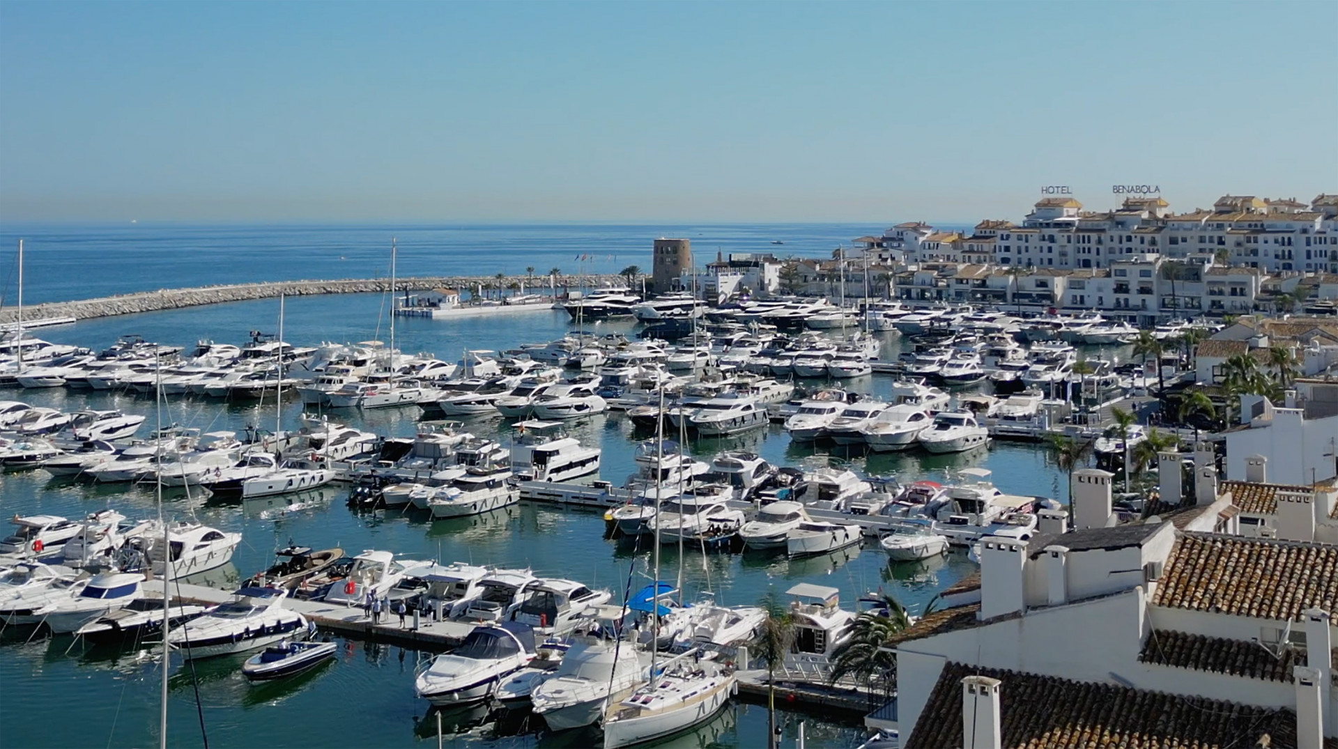 Apartamento Renovado en Puerto Banús – Lujo Frente al Mar