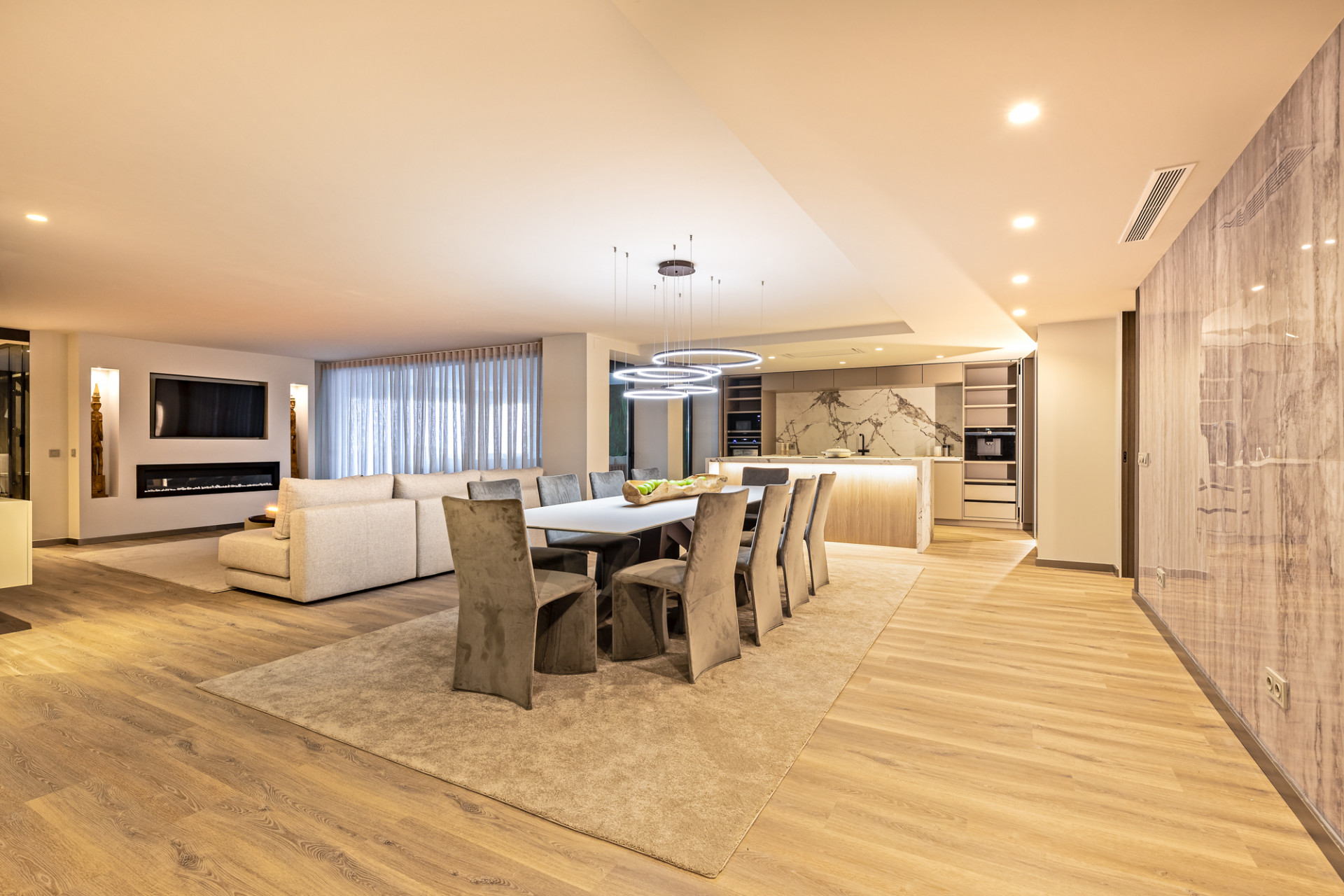 Apartamento Renovado en Puerto Banús – Lujo Frente al Mar