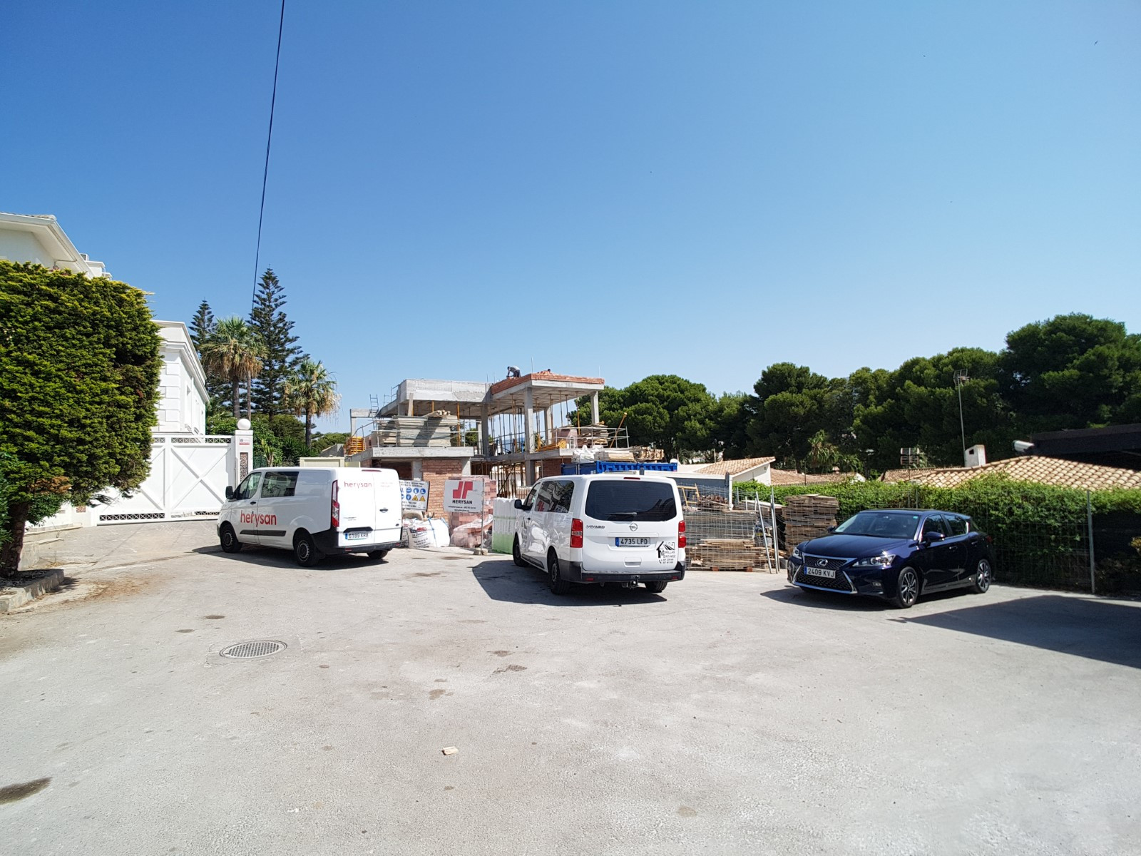 Villa a estrenar actualmente en construcción con orientación sur en zona céntrica de Nueva Andalucía