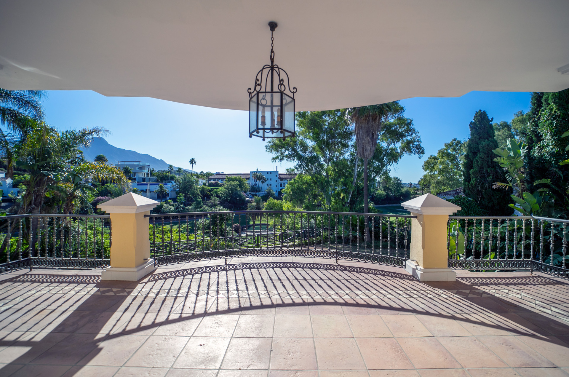 Mansion style villa located in the gated urbanisation of El Herrojo Alto.