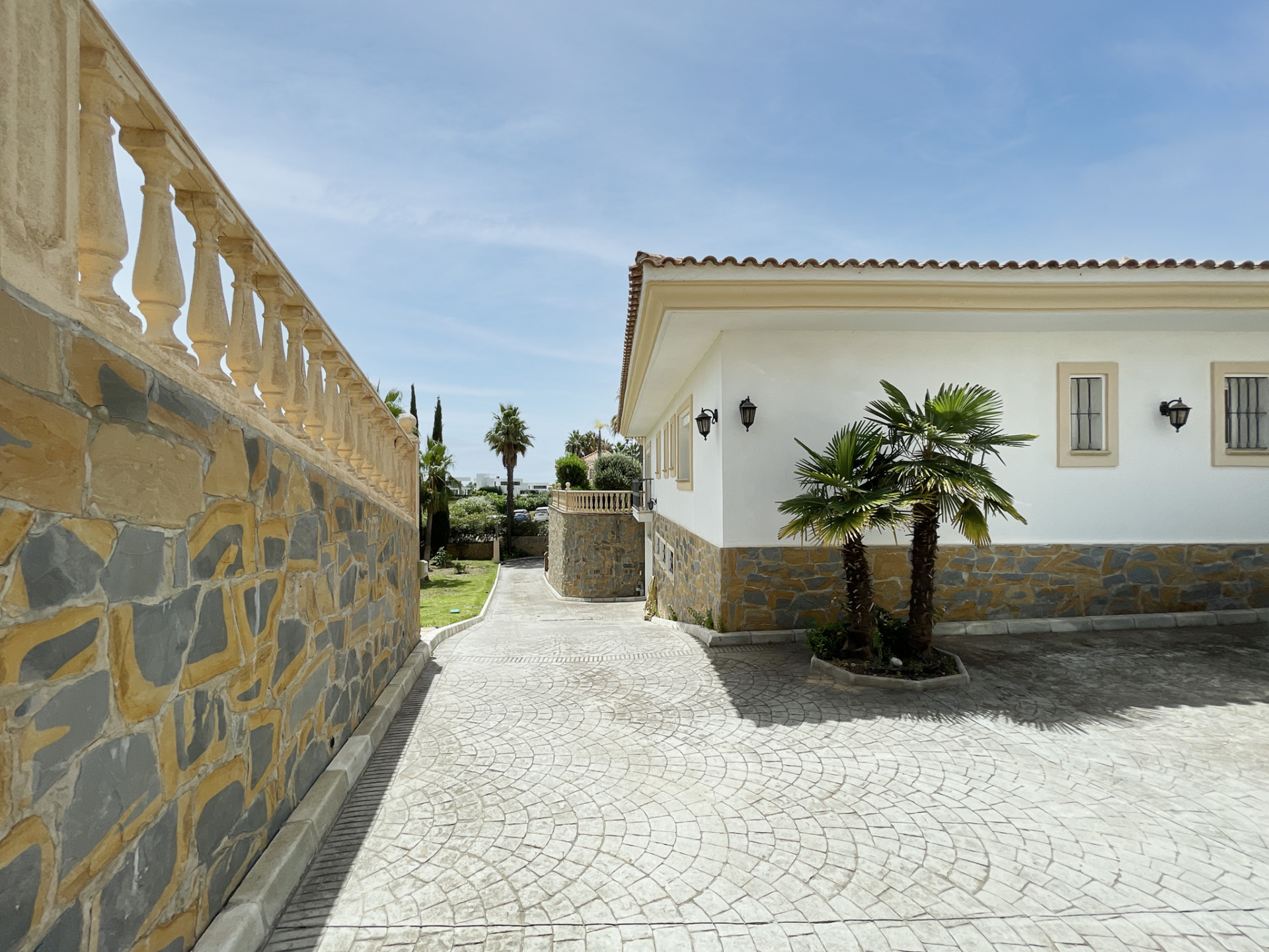Villa for sale and for rent in La Alqueria, Benahavis