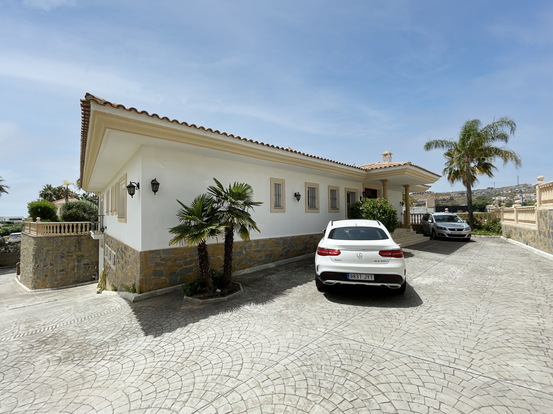 Villa for sale and for rent in La Alqueria, Benahavis