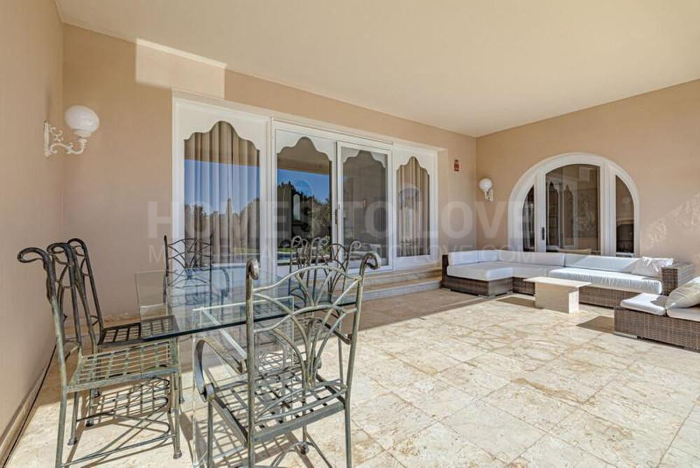 Exclusivo retiro en villa con vistas panorámicas en el corazón de Estepona Este