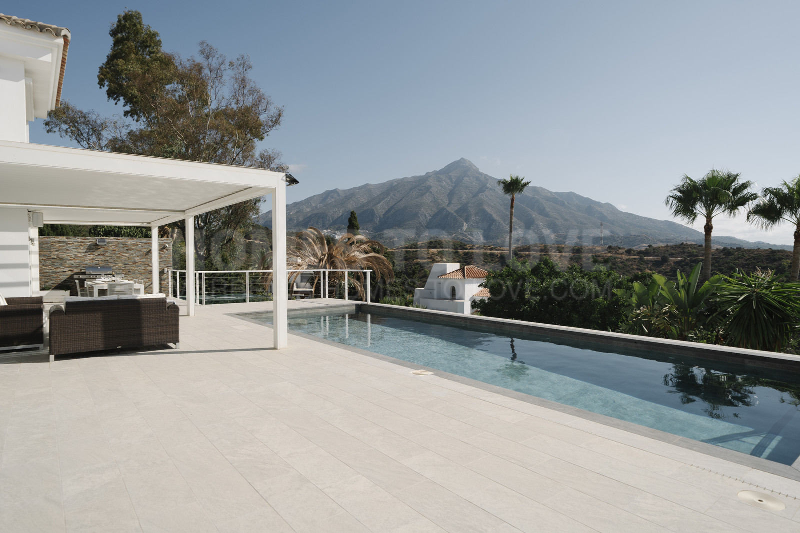Exclusive Villa in Nueva Andalucía with Panoramic Views