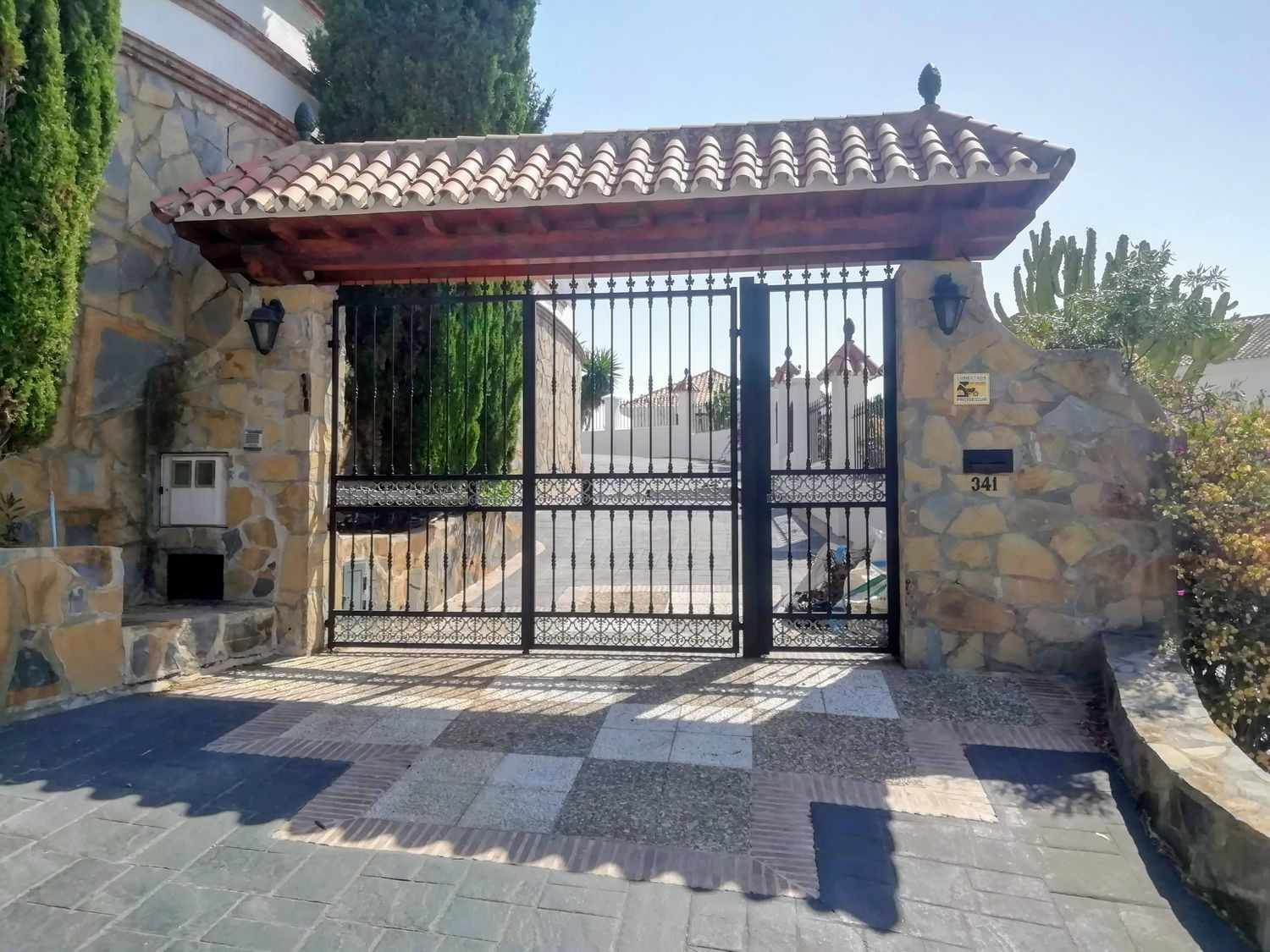 Villa for sale in El Paraiso, Estepona