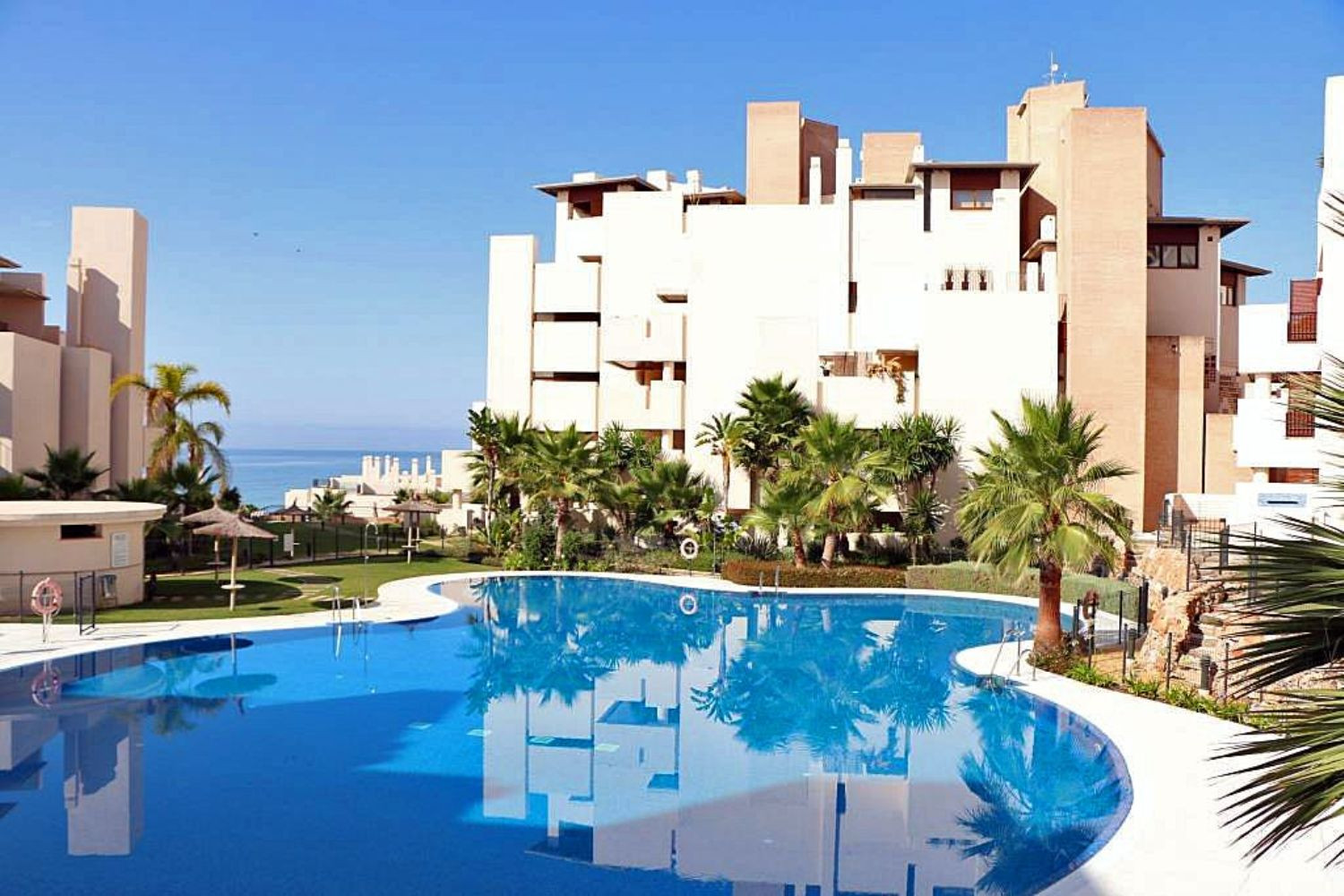 Ground Floor Apartment for sale in Bahia de la Plata, Estepona East