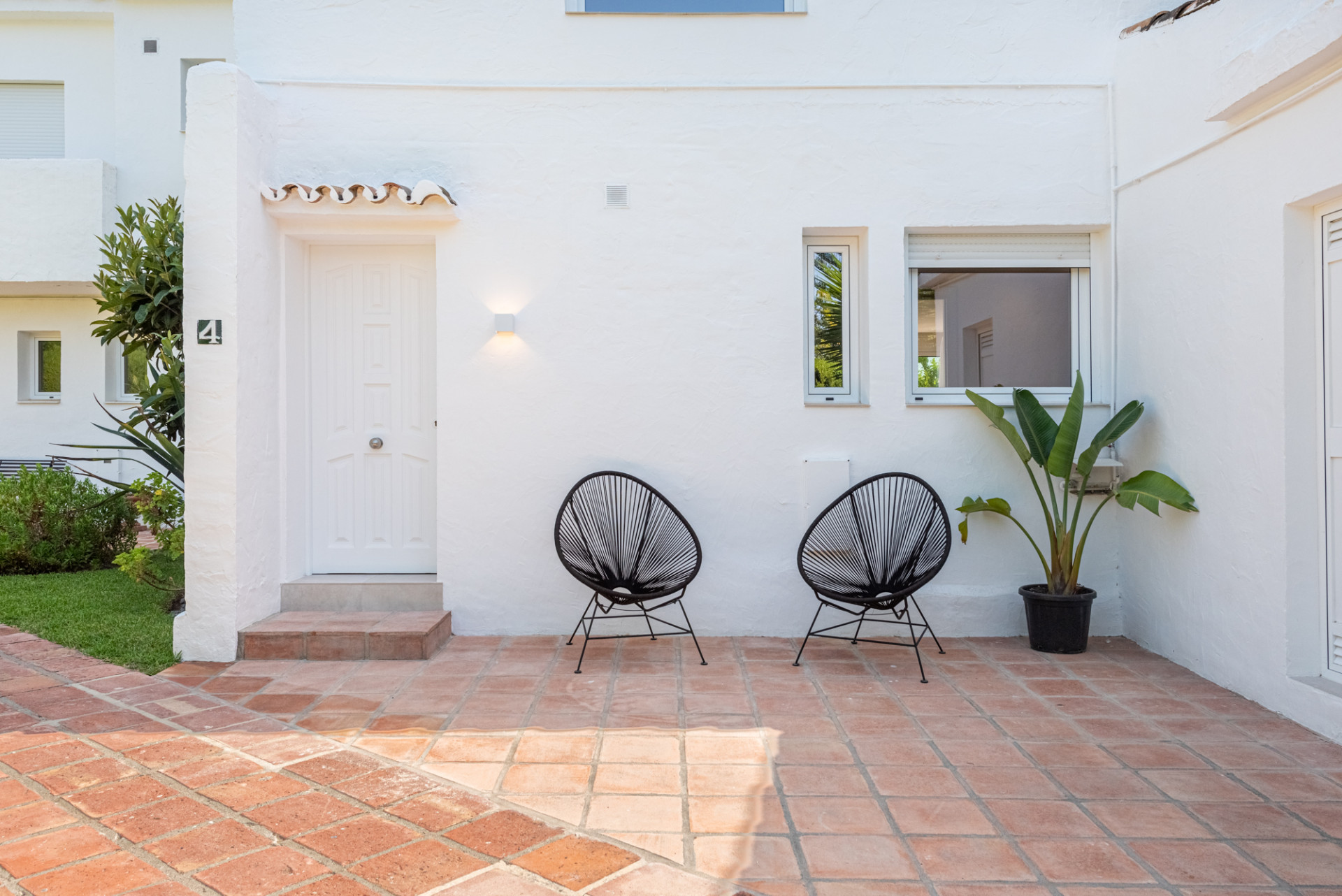 If you’ve dreamed of a home in the Spanish sunshine, offering space, style and serene surrounds, have a look at this townhouse in Aloha