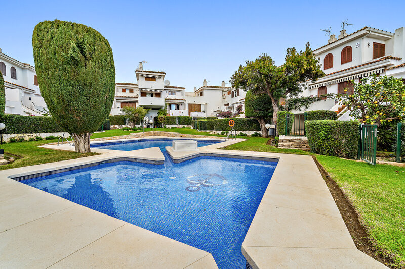 Lovely two bedroom, beach side townhouse in the gated community of Albayalde, Costalita