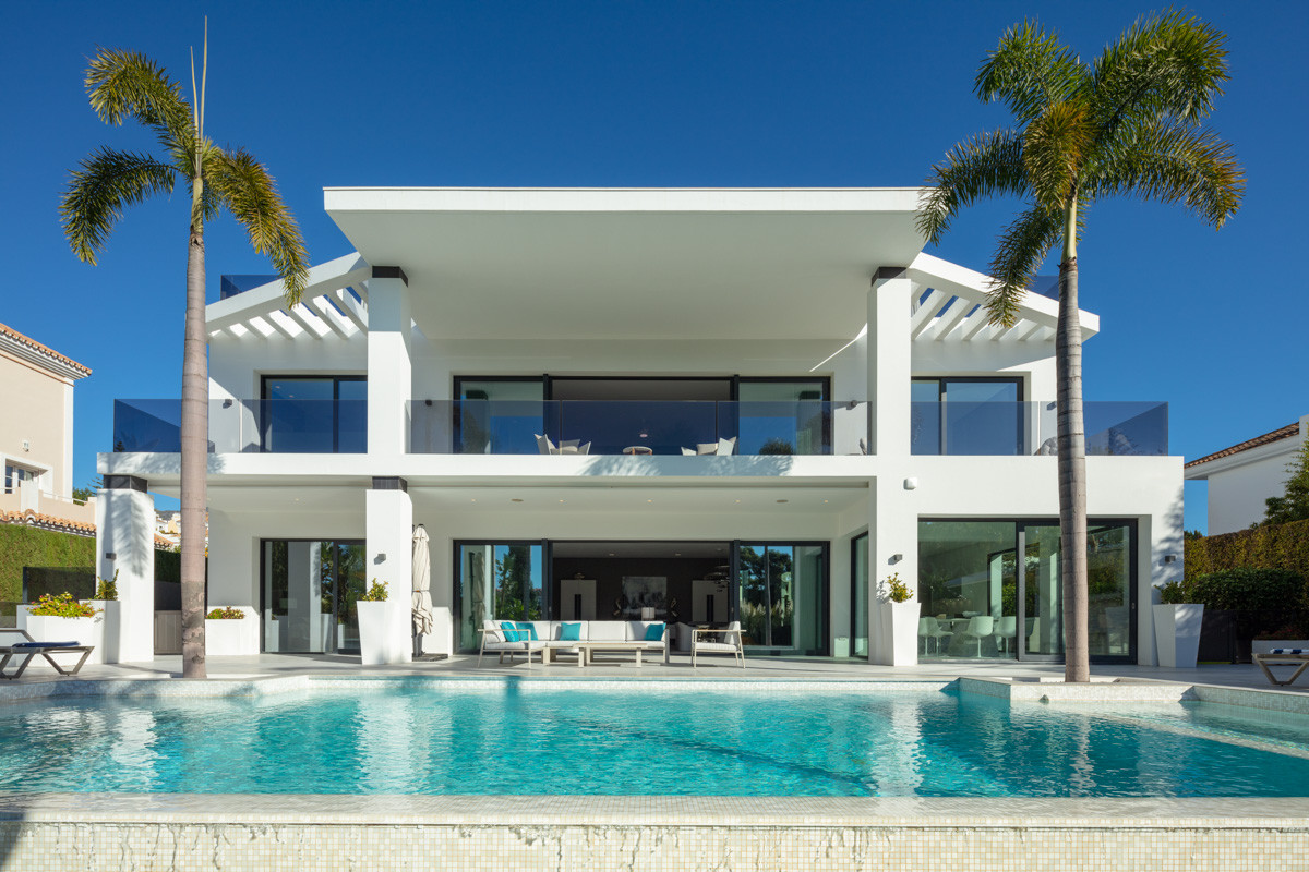 Villa for sale in Aloha, Nueva Andalucia