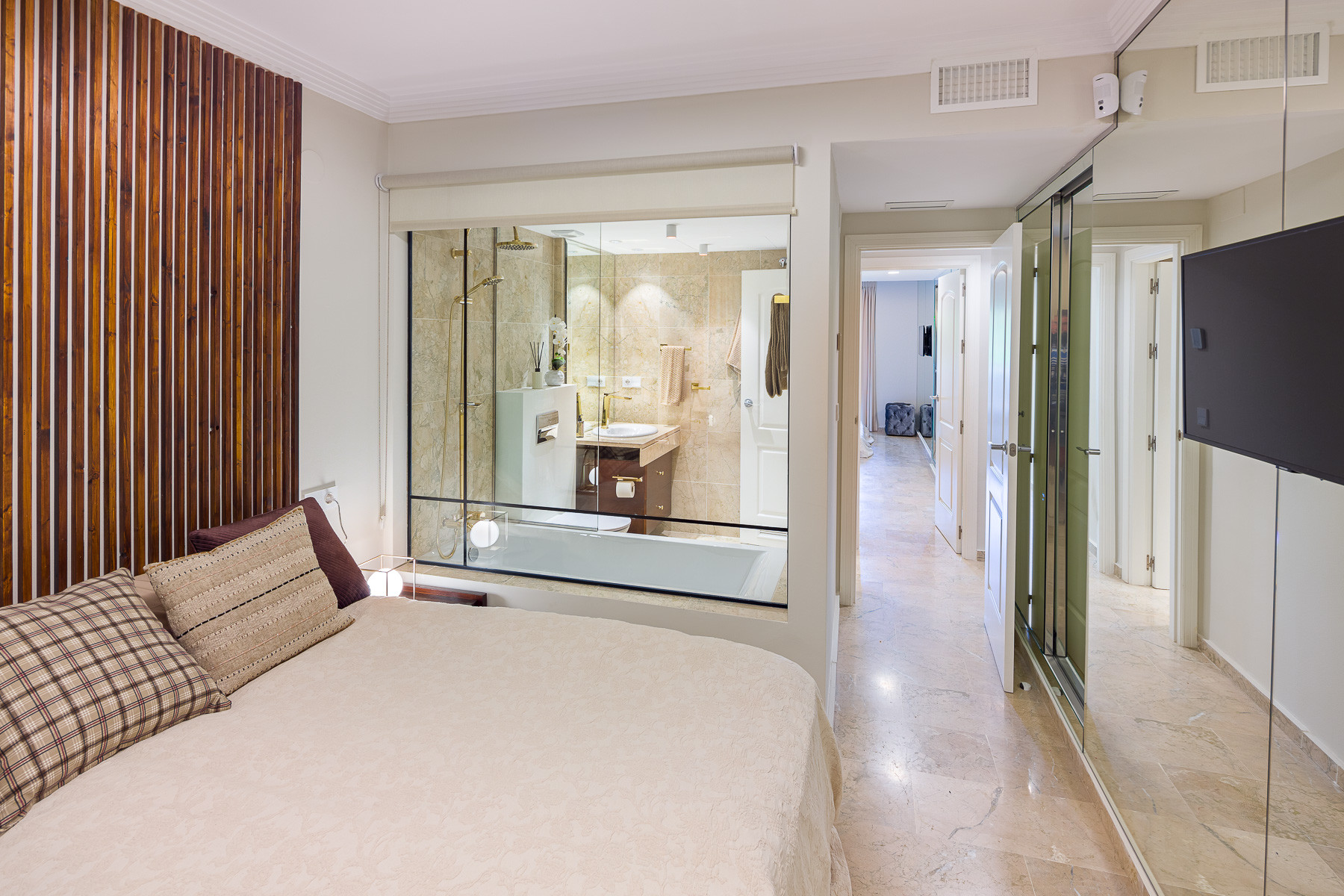 Newly renovated Luxury design, cozy apartment in prestigious Marbella Golden Mile urbanization "Balcon de Puente Romano"