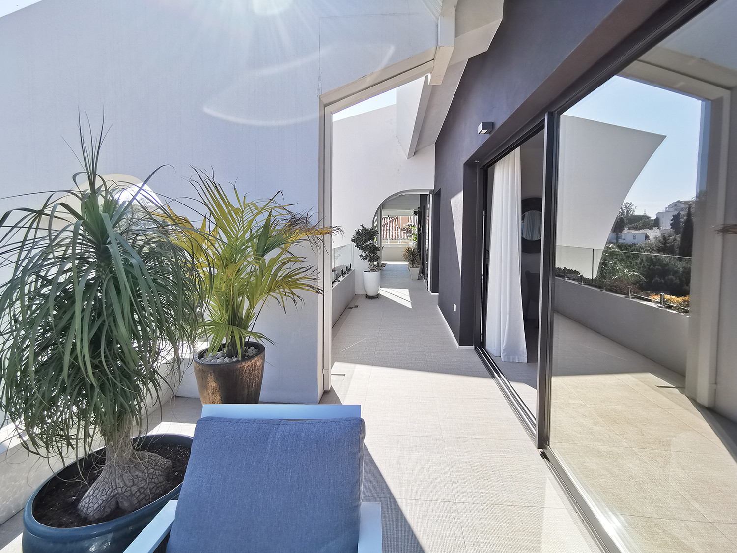  Key-ready beach side penthouse apartment in Marbella East