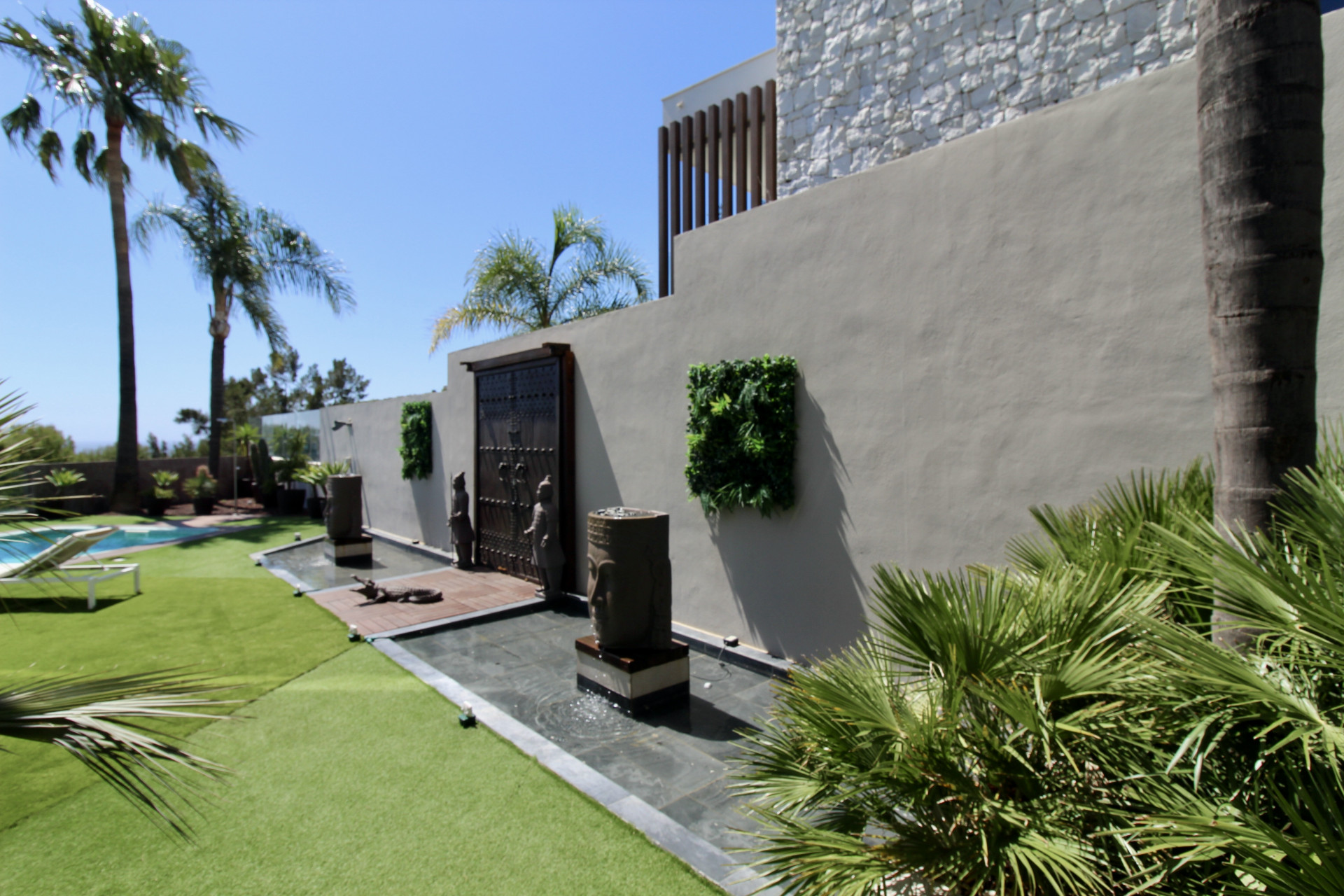 Frontline golf villa with panoramic views, for sale in Nueva Atalaya, Benahavis