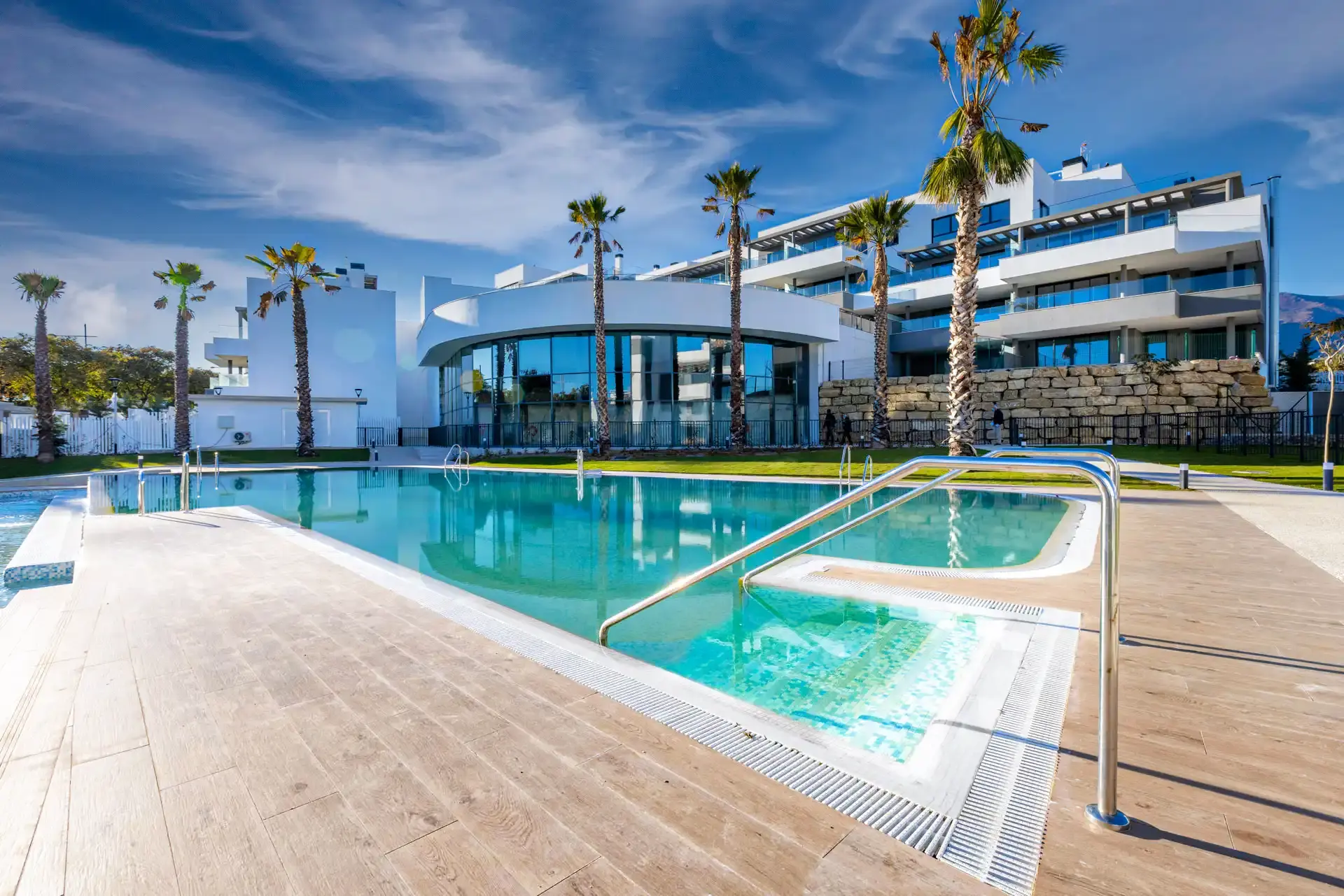 Mesas Homes offers a total of 187 one, two, three or four bedroom apartments located in the city of Estepona. Its privileged location offers beautiful views over the bay of Estepona.